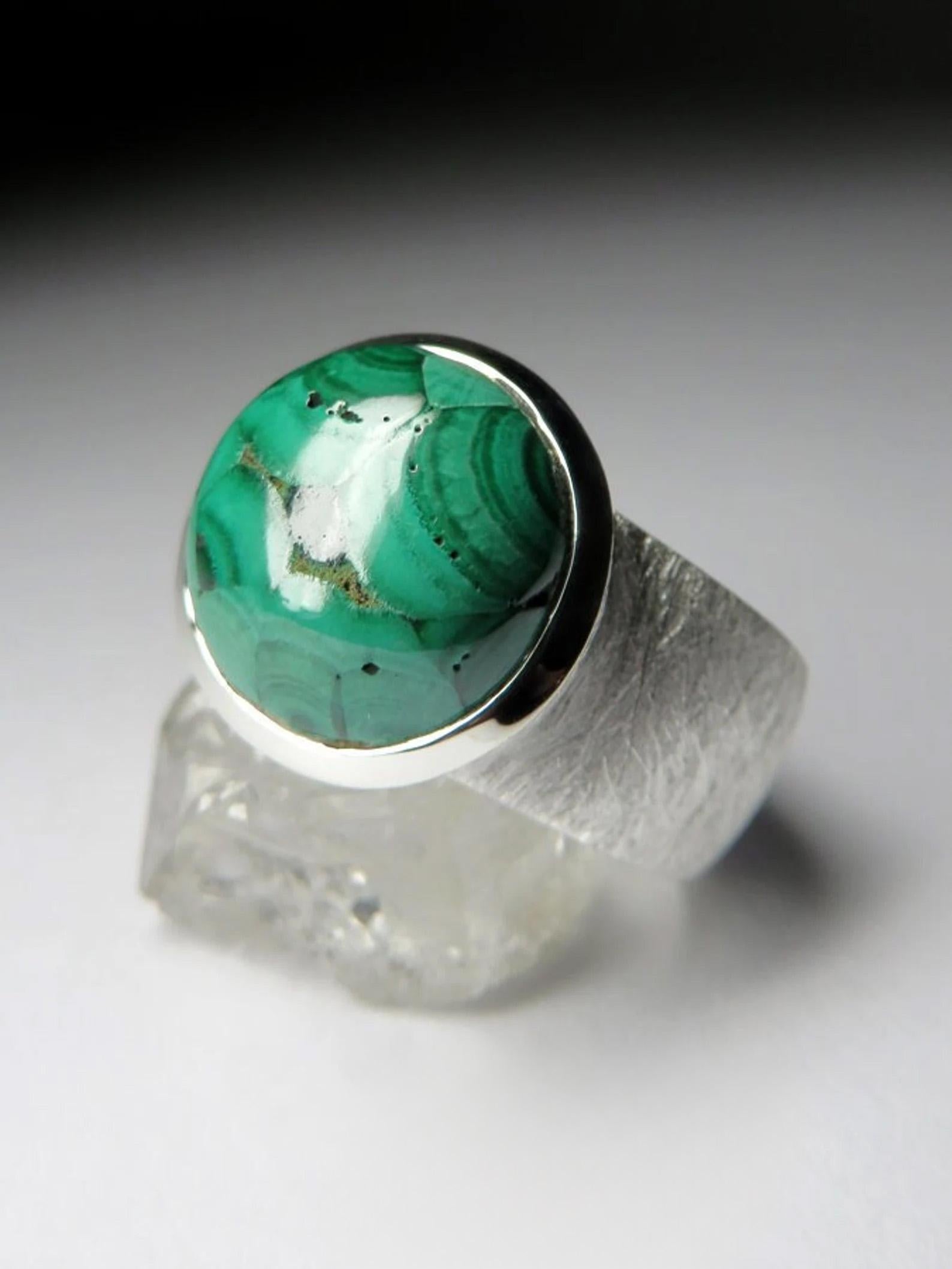 Grande anello d'argento graffiato e largo con Bigli naturale
Peso della malachite - 9.3 carati 
peso dell'anello - 15.9 grammi
misura dell'anello - 8,5 US
Le dimensioni della gemma sono 0,2 x 0,51 x 0,51 in / 5 х 13 х 13 mm 