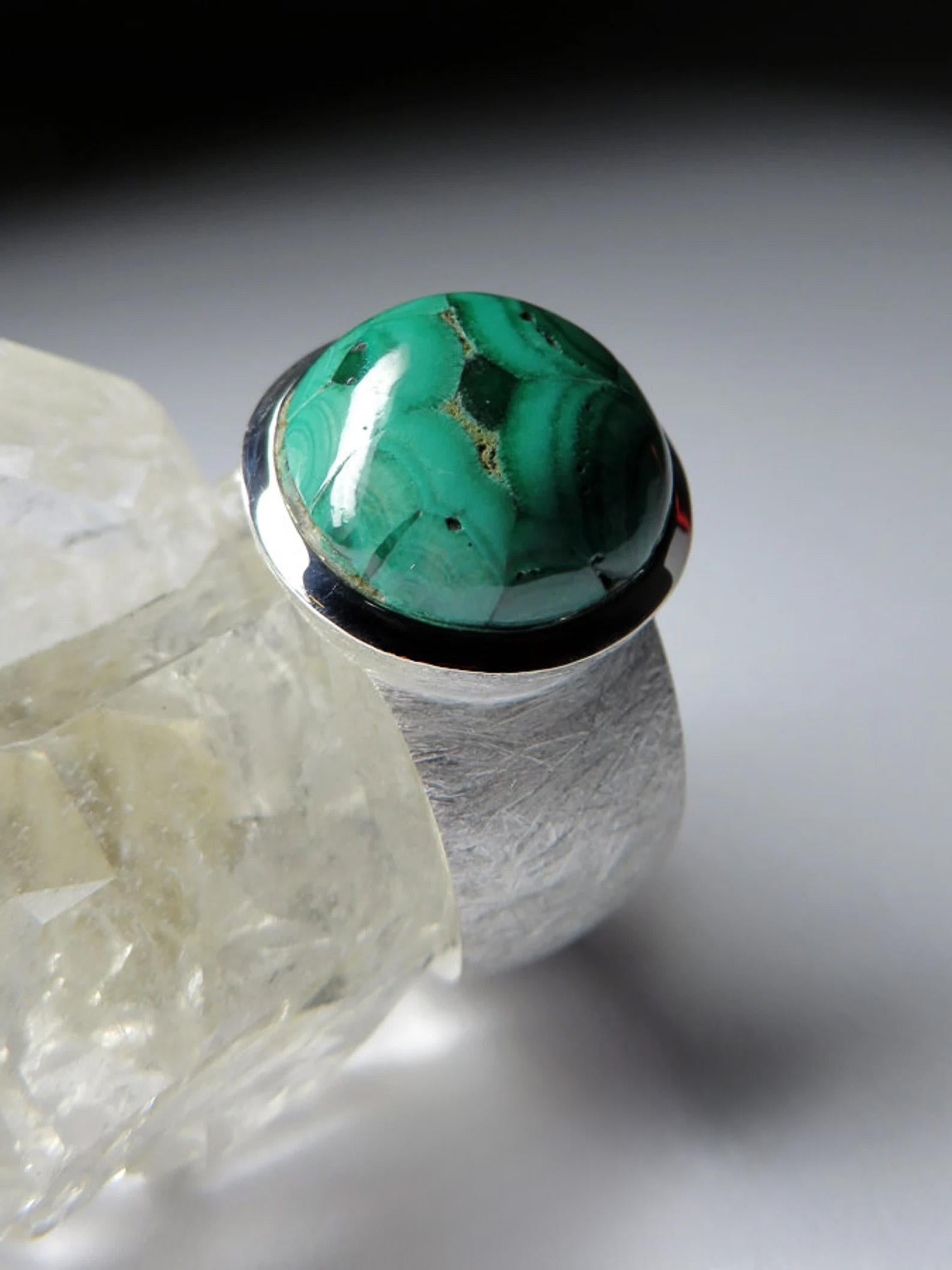 Anello in argento con malachite Gemme verdi naturali Gioielli con dichiarazione di malachite in vendita 1