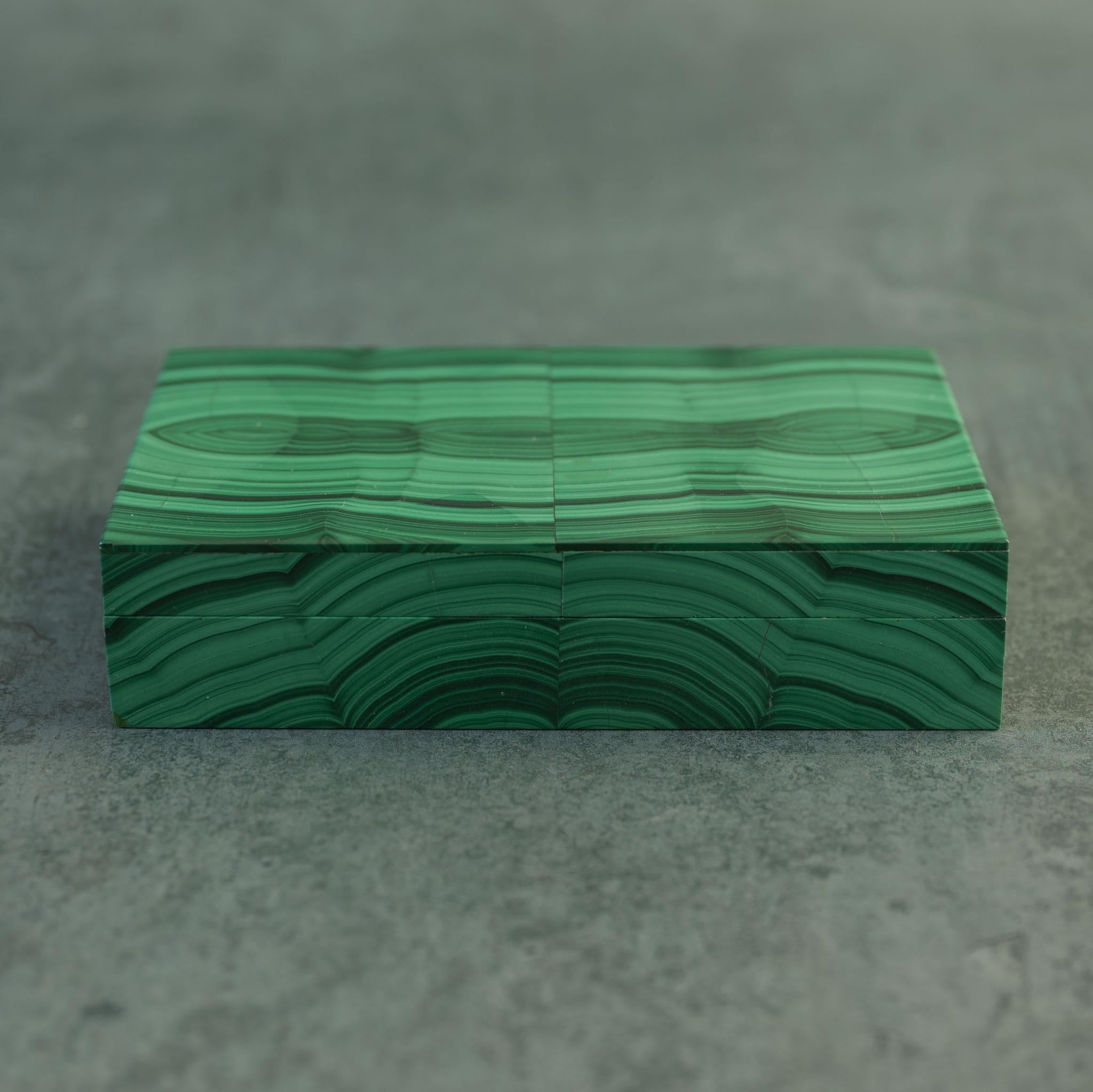 Una preciosa caja vintage de piedra hecha de malaquita. Utilizada originalmente como cigarrera, una bisagra y un marco de plata unen las secciones superior e inferior, con marcas italianas de plata y un símbolo de pureza 800.

Dimensiones: 14,25