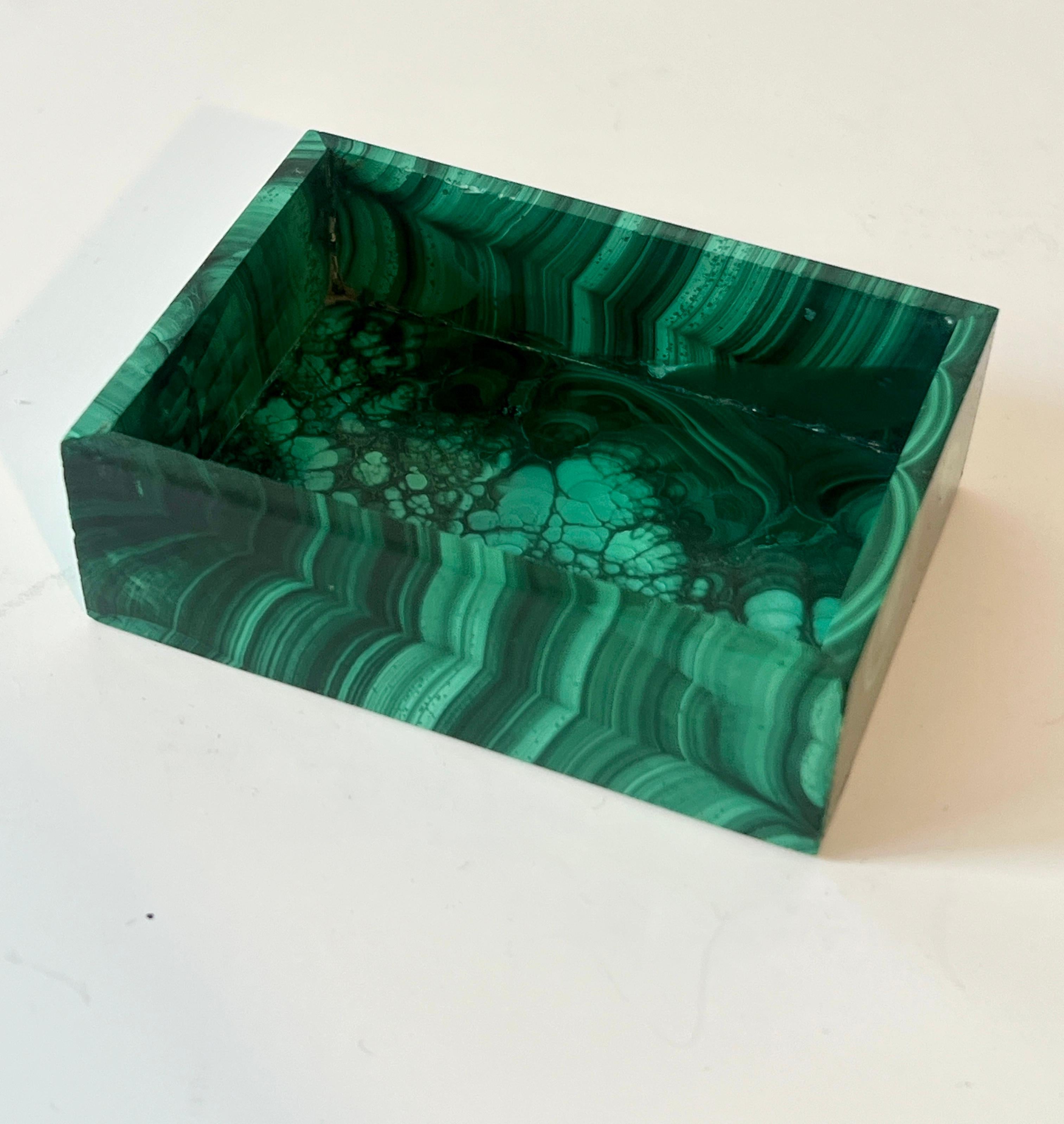 Una hermosa caja abierta hecha a mano con malaquita rusa.  La caja es sencilla y puede ser tan decorativa como útil.  Un complemento para cualquier escritorio o puesto de trabajo, junto a la cama para guardar de todo, desde la calderilla hasta los