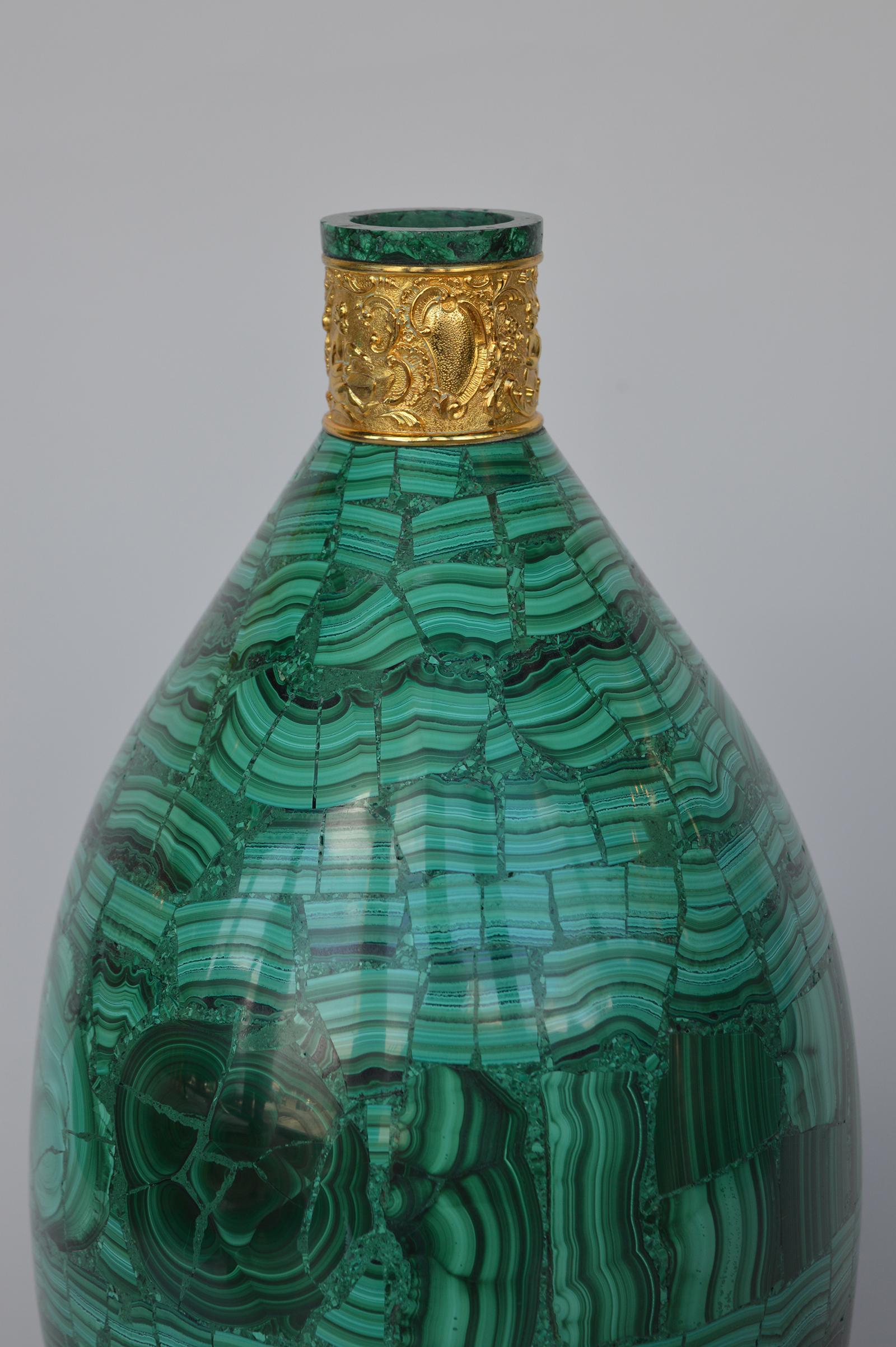 Vaso in malachite con dettagli in bronzo.