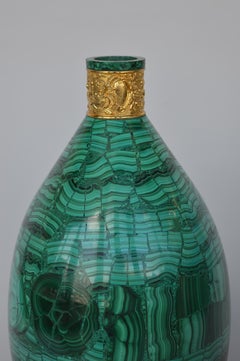 Vase en malachite avec accents en bronze