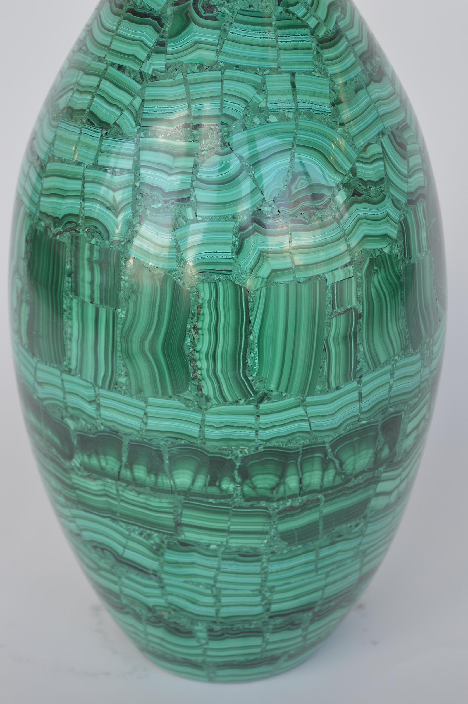 Malachite Vaso di malachite con accenti di bronzo in vendita