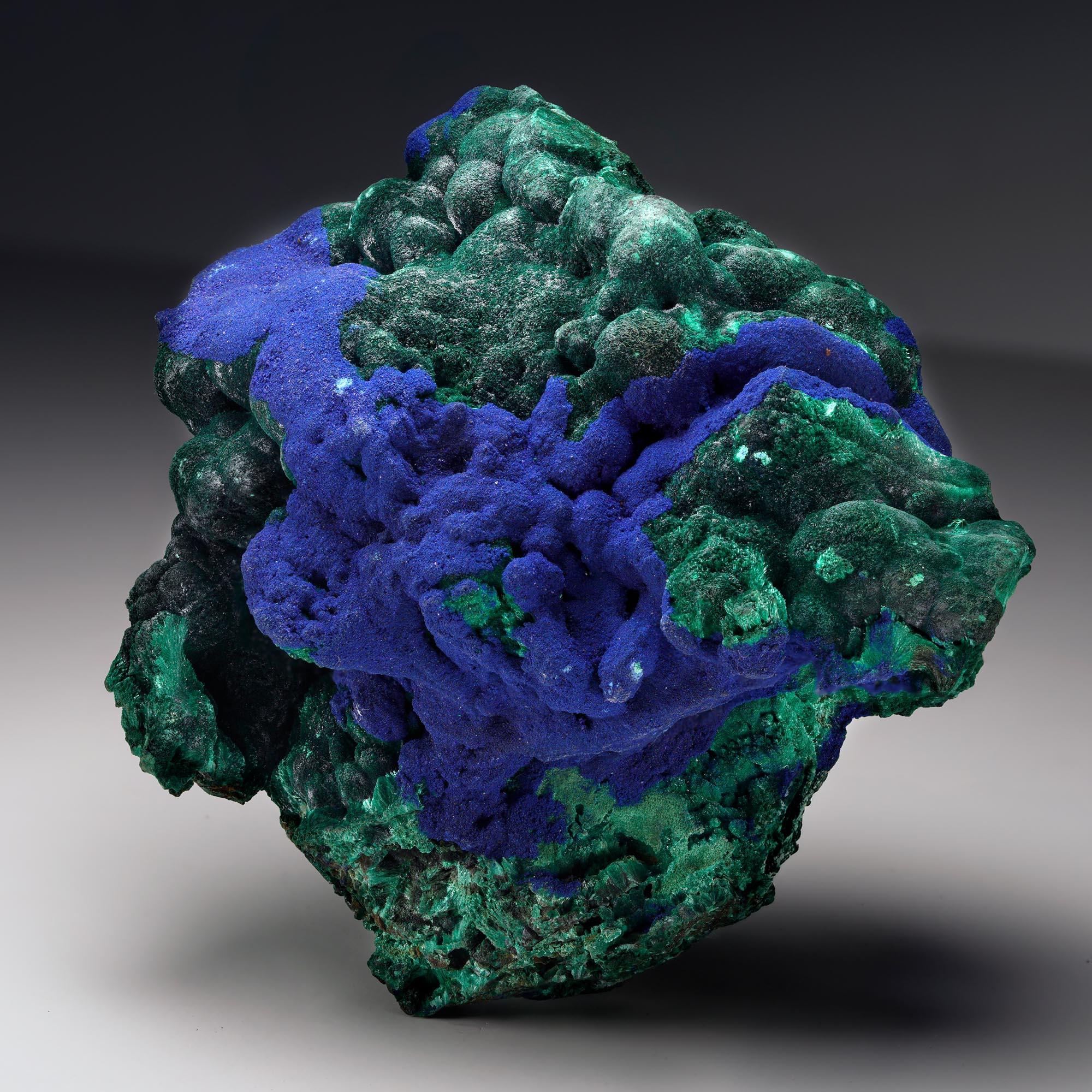 Questo esemplare di malachite con azzurrite misura 5,5 pollici di lunghezza, 4,25 pollici di altezza e 3 pollici di profondità. Un gioco sostanziale e audace di verde smeraldo intenso e blu reale vibrante, questo pezzo esemplifica l'arte naturale di