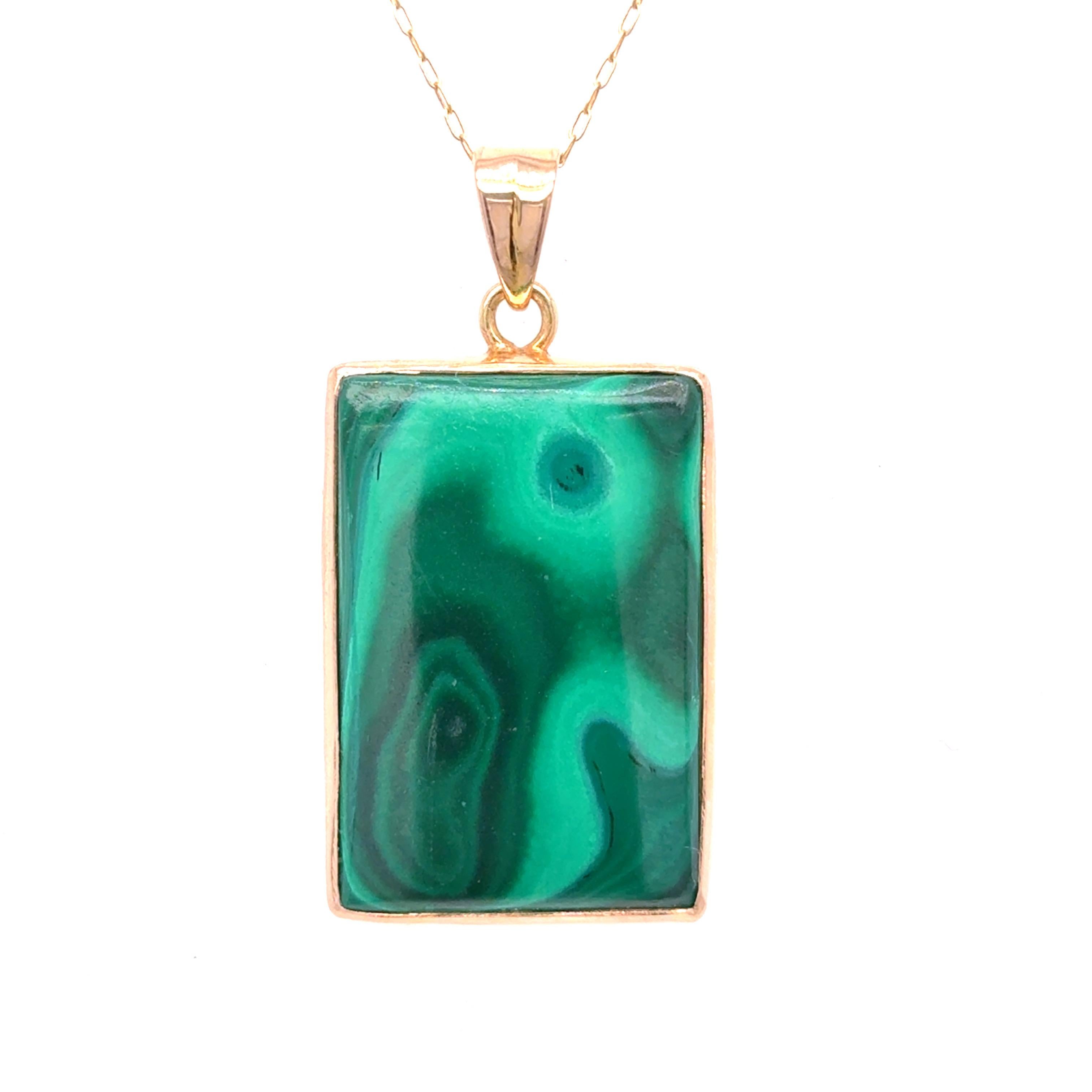 Handcrafted 14K Yellow Gold Malachite Pendant
Elevate your everyday style with this elegant handcrafted pendant, featuring a 2x1.5 cm natural malachite gemstone. Set securely in a classic bezel setting, the stone displays a beautifully unique