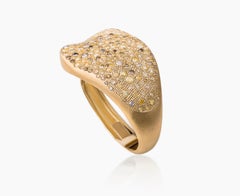 Pulsera tipo brazalete ovalada «Malak Icy» en oro de 18k y diamantes, de Nada Ghazal Fine Jewelry