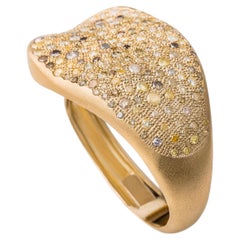 Pulsera tipo brazalete ovalada «Malak Icy» en oro de 18k y diamantes, de Nada Ghazal Fine Jewelry