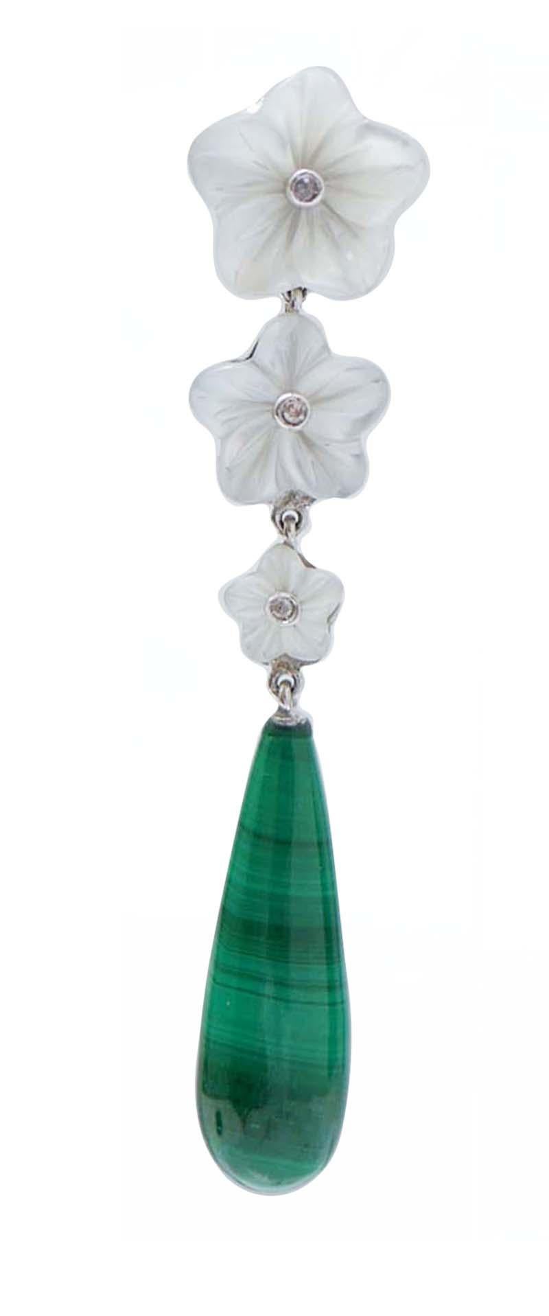 Fantastici orecchini con struttura in platino montati con tre fiori di pietre bianche con un diamante centrale e una malakite come pendente.
Questi orecchini sono stati realizzati totalmente a mano da maestri orafi italiani e sono in perfette