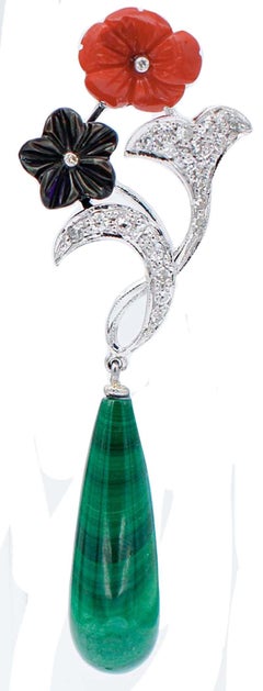 Boucles d'oreilles pendantes en malakite, corail, pierres noires, diamants et platine.