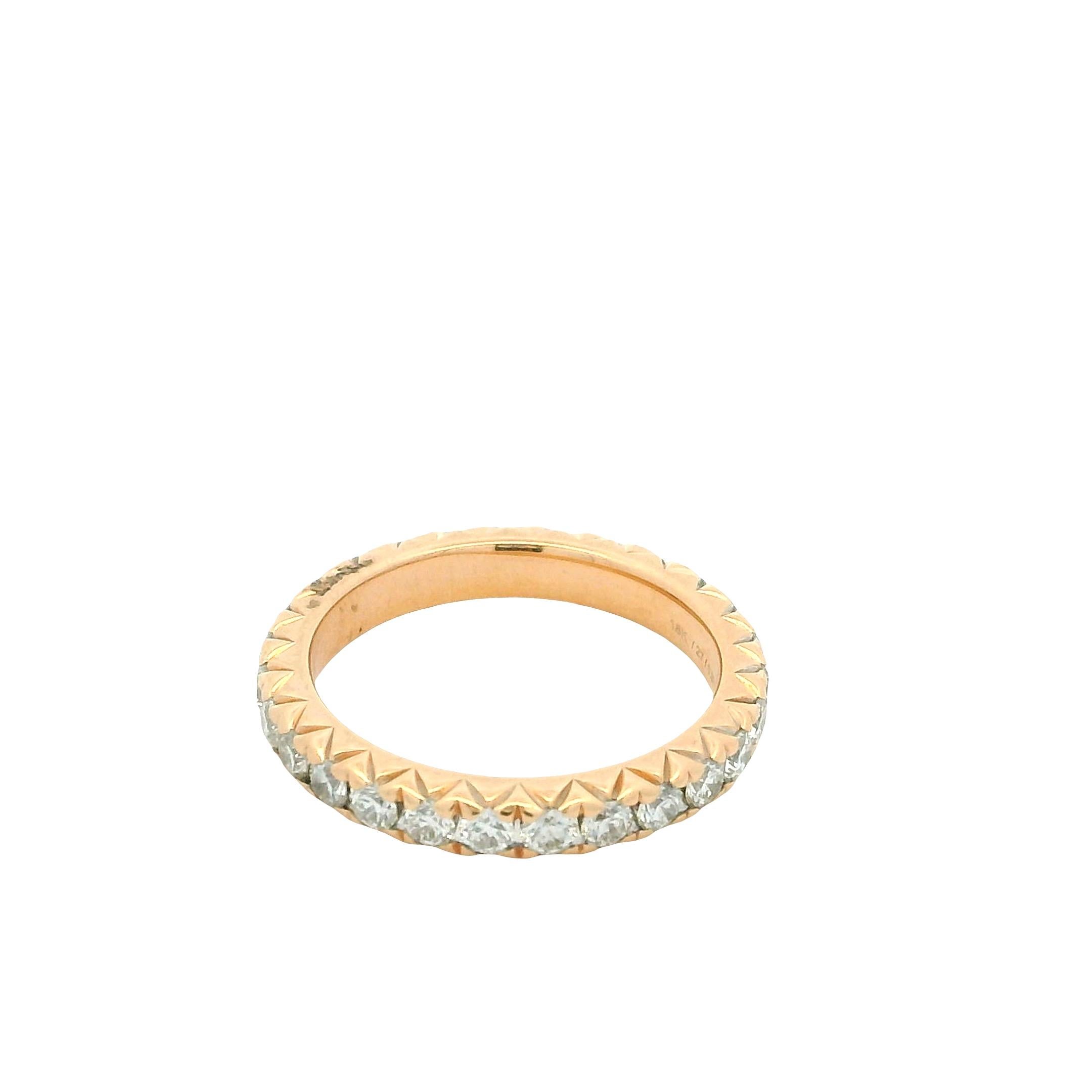Ein moderner Diamant-Ewigkeitsring von Malani aus 18 Karat Roségold mit einem Gewicht von 3,90 Gramm. Dieses kühne und doch raffinierte Design zeichnet sich durch 27 runde Diamanten im Brillantschliff mit einem Gesamtgewicht von ca. 0,97 Karat aus,