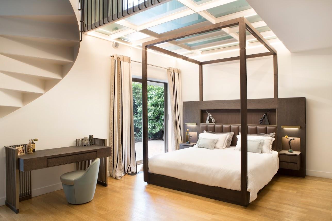 The Malaquais bed transforms any bedroom into an extraordinary sanctuary. This masterpiece is fully customizable to suit your desires, yet its majestic canopy version best reveals its true personality. With this design, Hugues Chevalier revives the