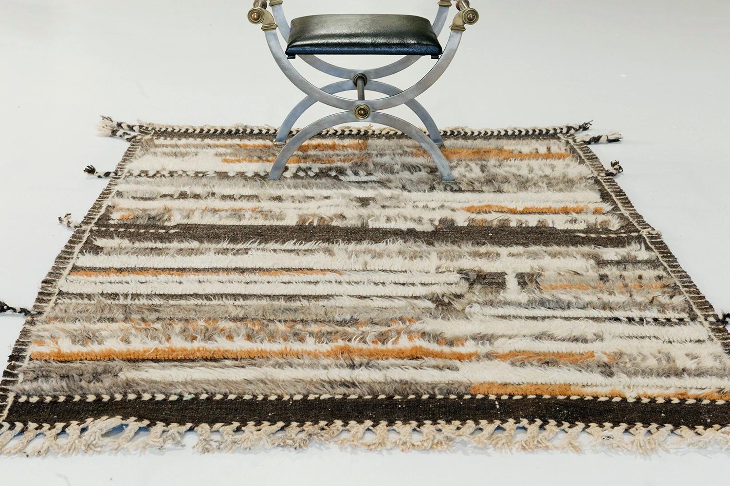 Malaren' es una lujosa alfombra de lana tejida a mano con detalles atemporales en relieve. Además de su perfecto tejido plano natural, Malaren tiene preciosos shags de colores que aportan una textura lustrosa y un aire contemporáneo a tu espacio.