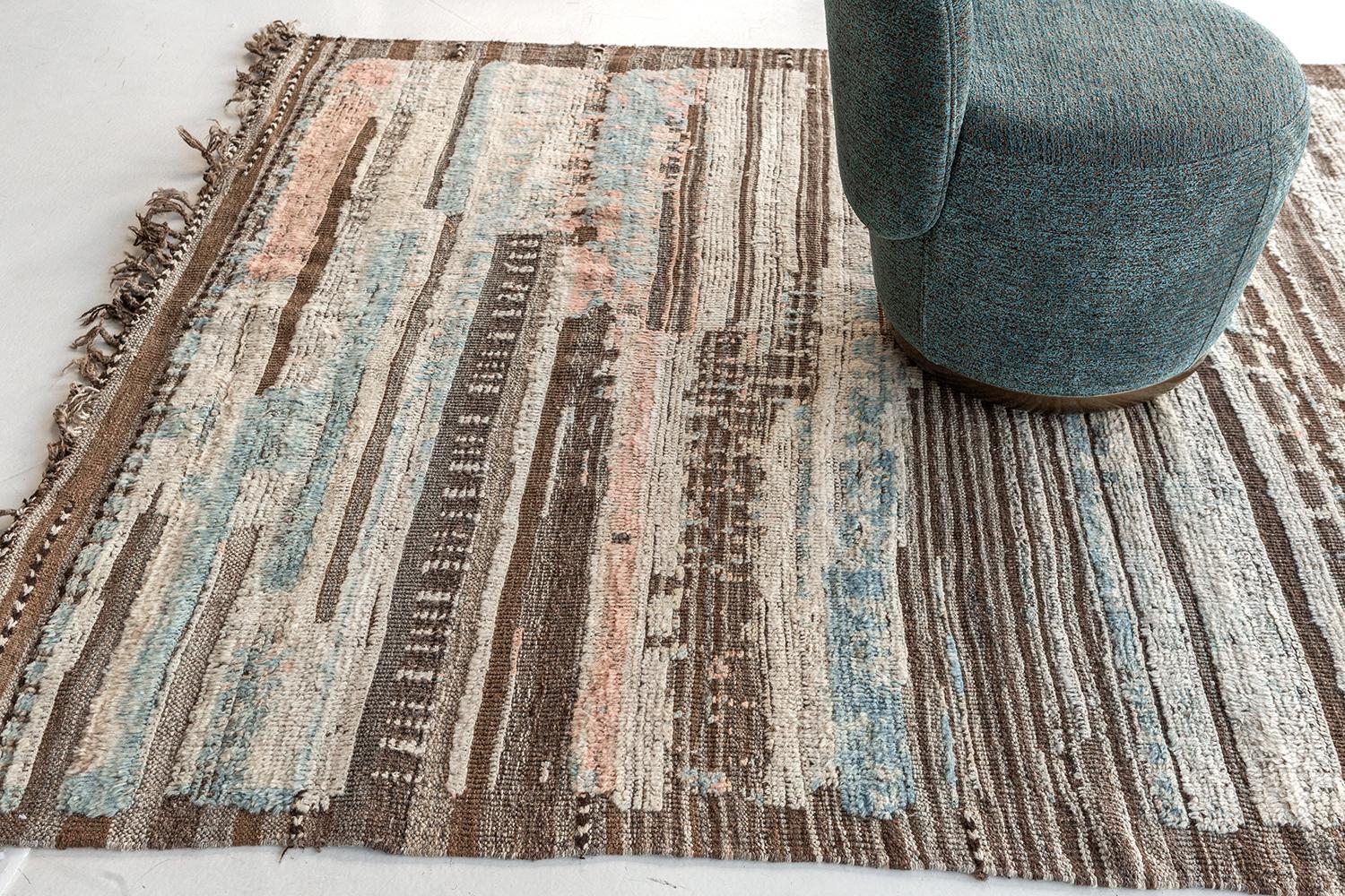 Doté d'une texture remarquable et d'un jeu étonnant de couleurs neutres et pastel, ce tapis époustouflant appelé Malaren' de notre collection Atlas respire le luxe et la sophistication. La brillante combinaison de bleu céruléen et de rose contribue
