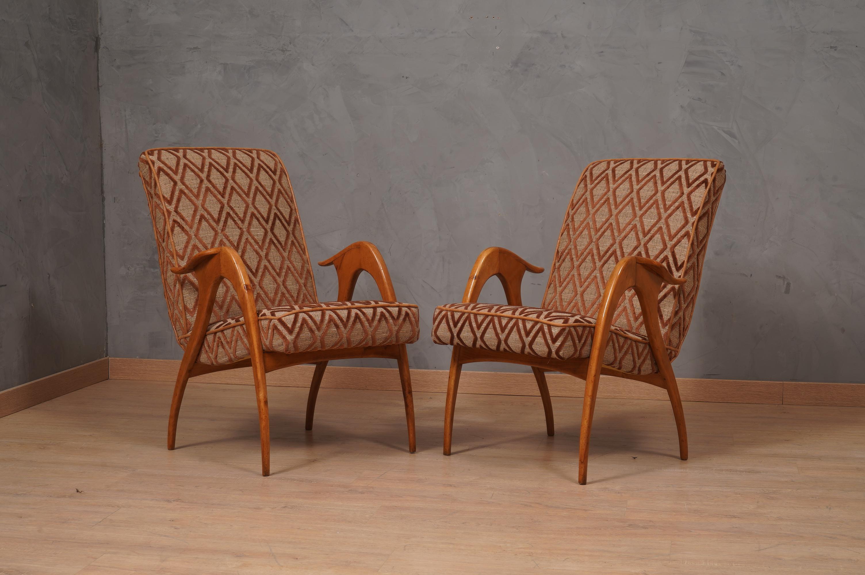 Icon of the Malatesta and Mason company, these armchairs are a project that has characterized and influenced all the seats of the last century. Amazing design and amazing comfort.

The armchairs have a beech wood structure, skilfully shaped and