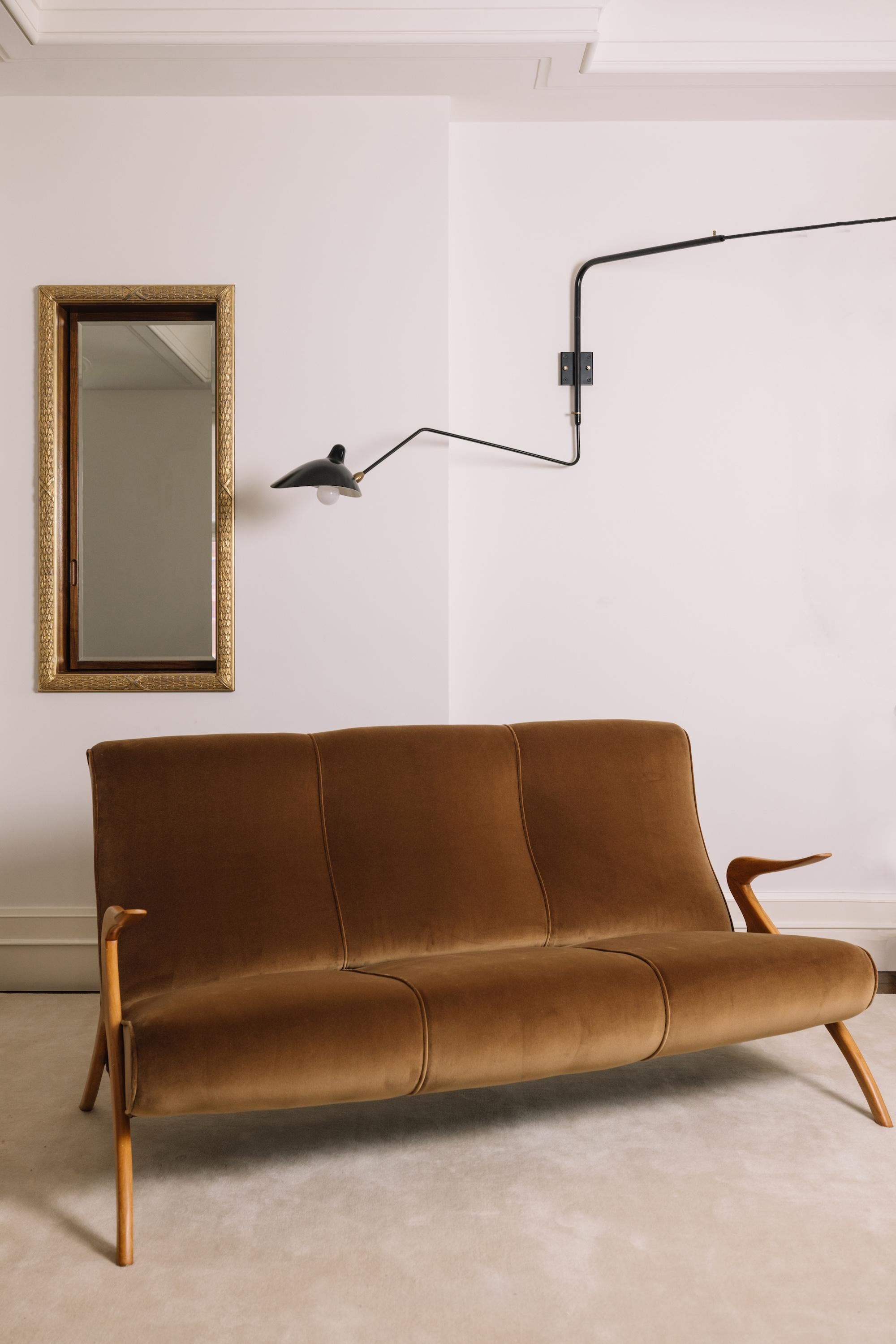 Espressione iconica del design italiano del dopoguerra, questo raro divano a tre posti di Malatesta & Mason incarna la raffinatezza scultorea e l'eleganza moderna che hanno definito gli anni '60. Combinando linee architettoniche e artigianato, il
