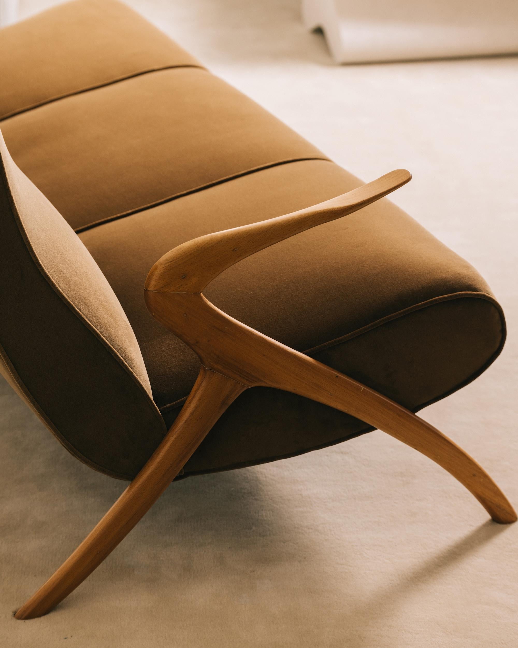 Mid-Century moderno Divano a tre posti in velluto Pierre Frey di Malatesta and Mason, metà del secolo scorso in vendita