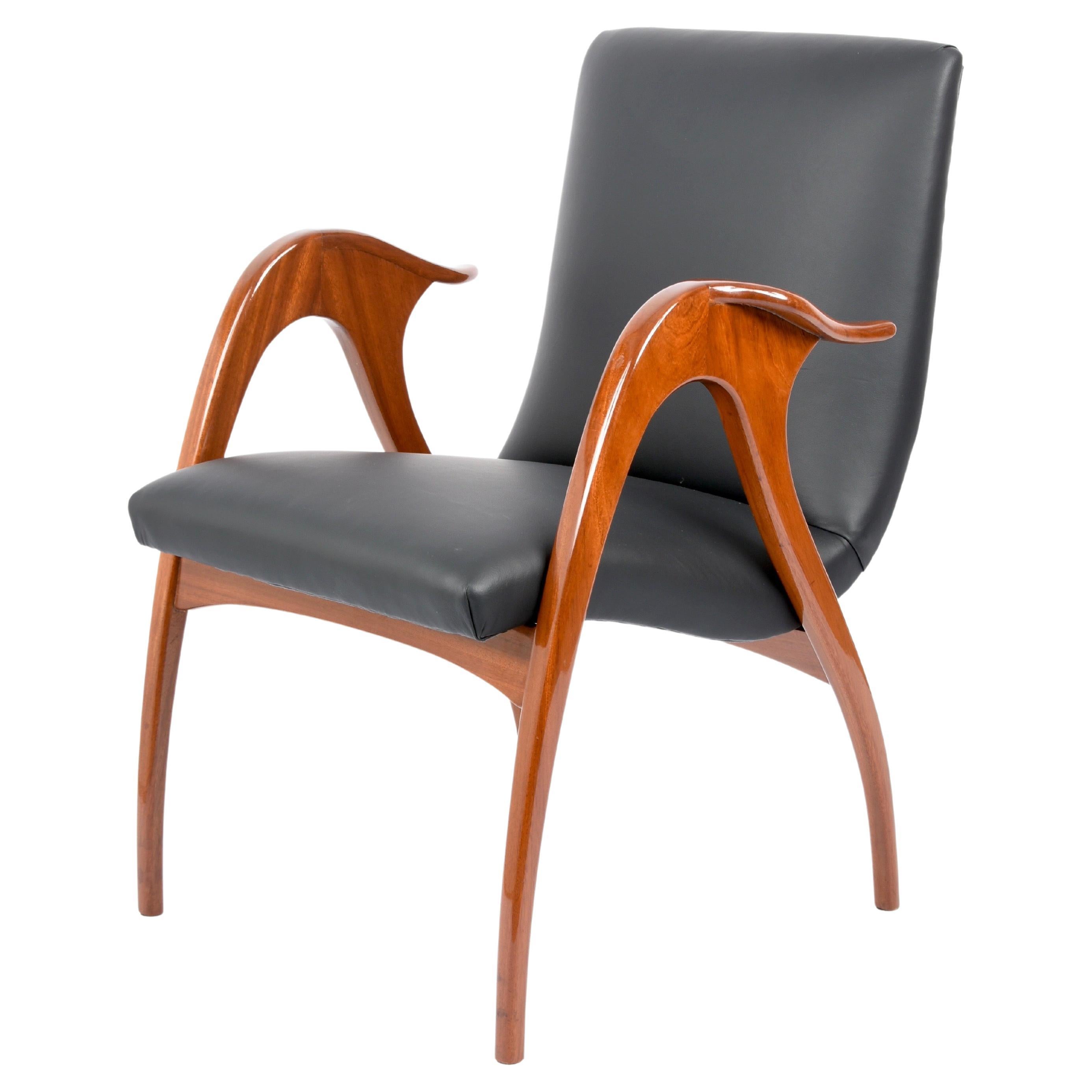 Unglaublicher Sessel aus der Mitte des Jahrhunderts in Walnuss und schwarzem Leder. Dieses fantastische Stück wurde von Malatesta & Mason entworfen und in der ersten Hälfte der 1950er Jahre in Italien hergestellt. 

Der Sessel wurde professionell