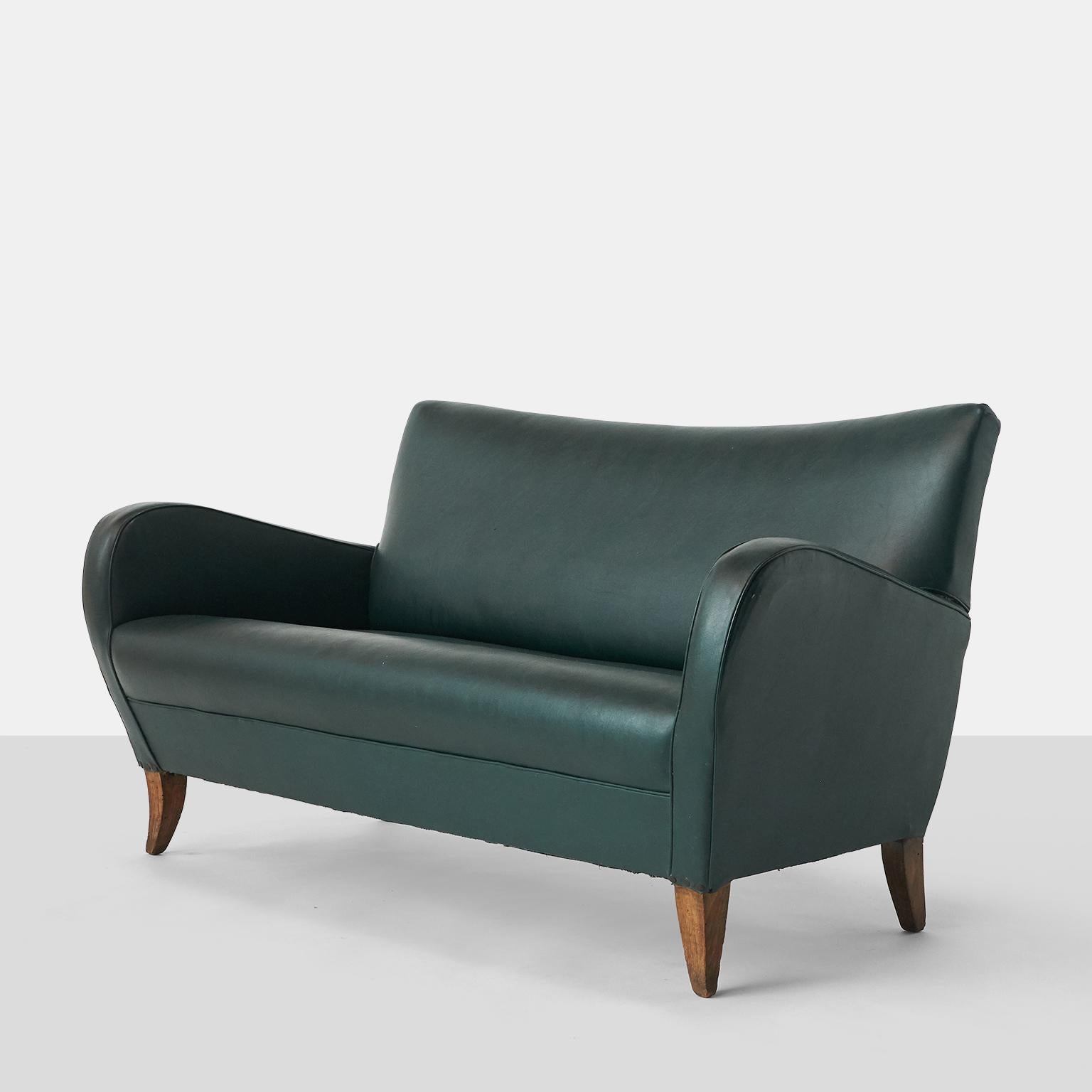 Ein kleines Sofa, das in den frühen 1950er Jahren von Malatesta und Masson in Rom hergestellt wurde. Die geschwungenen Arme sorgen für einen hohen Sitzkomfort.

