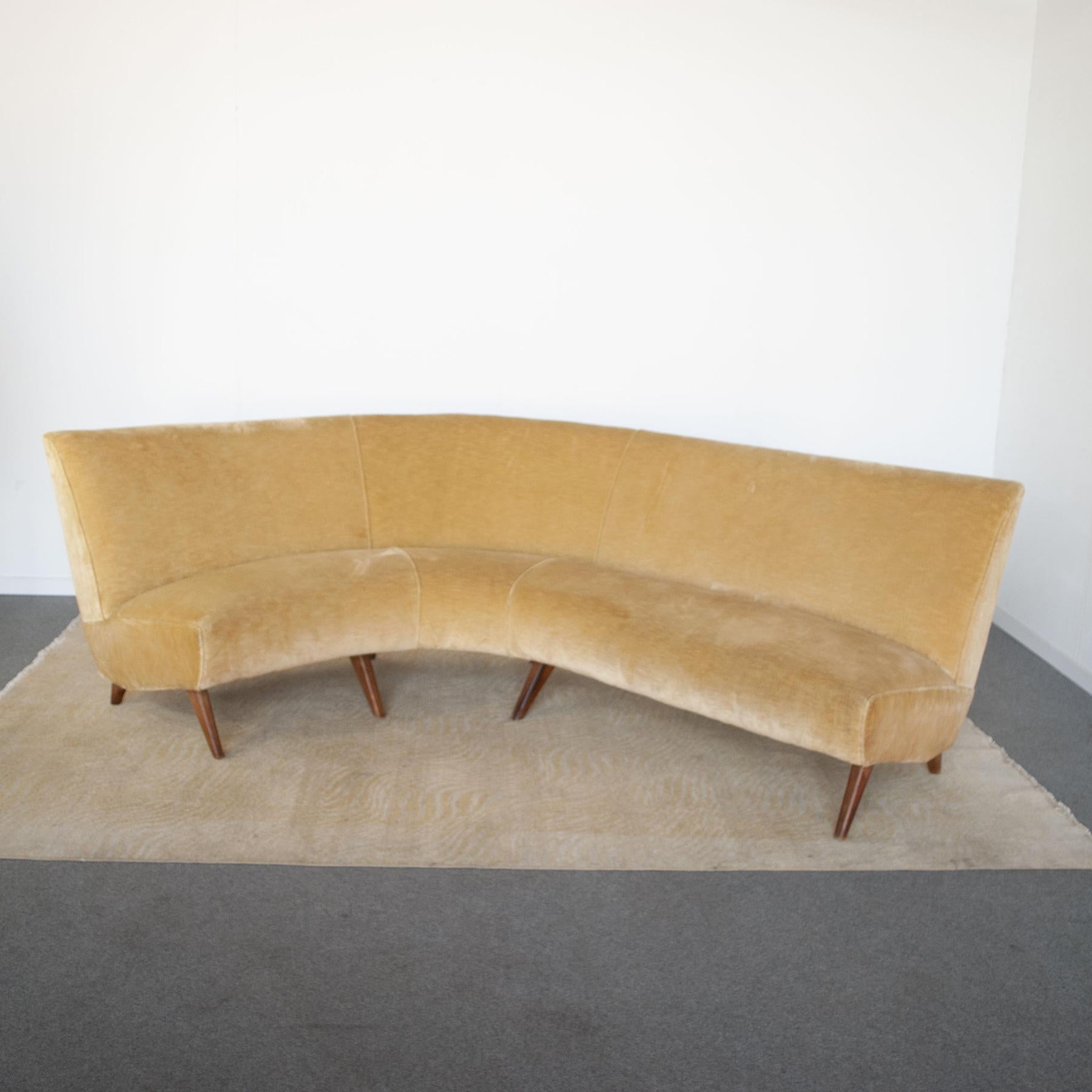 Curved sofa upholstered in velvet original of the time in excellent condition production Malatesta & Masson Rome late 50s.

Additional dimensions: backrest curve 343 cm – seat curve 210 cm.