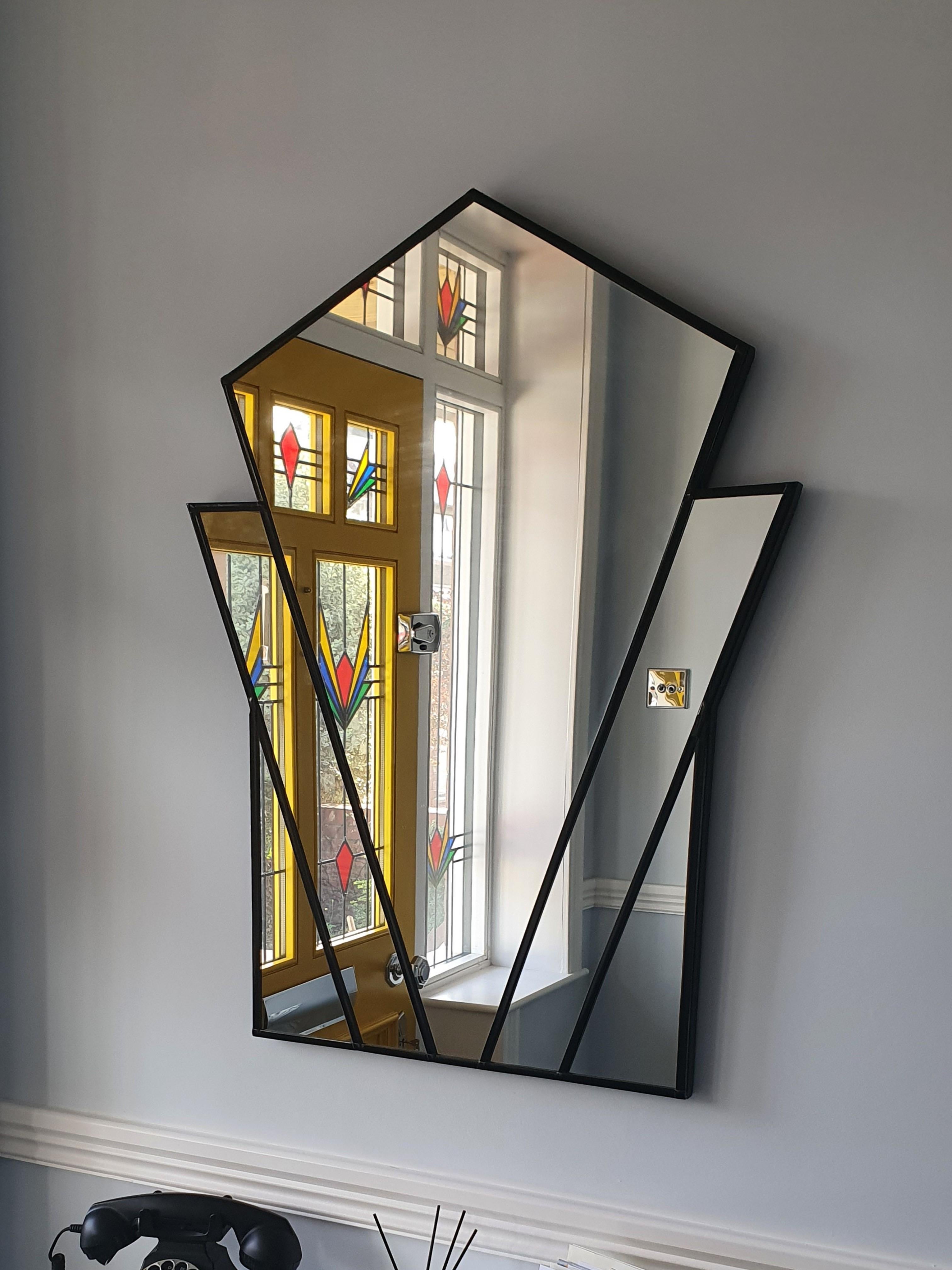Dieser Spiegel im Art-Déco-Fächer-Stil hat eine drachenförmige Mitte mit zwei Teilen auf jeder Seite. Die inneren Teile sind gewinkelt und die äußeren Teile sind gerade. Dieser Spiegel ist in verschiedenen Größen erhältlich, so dass er überall in