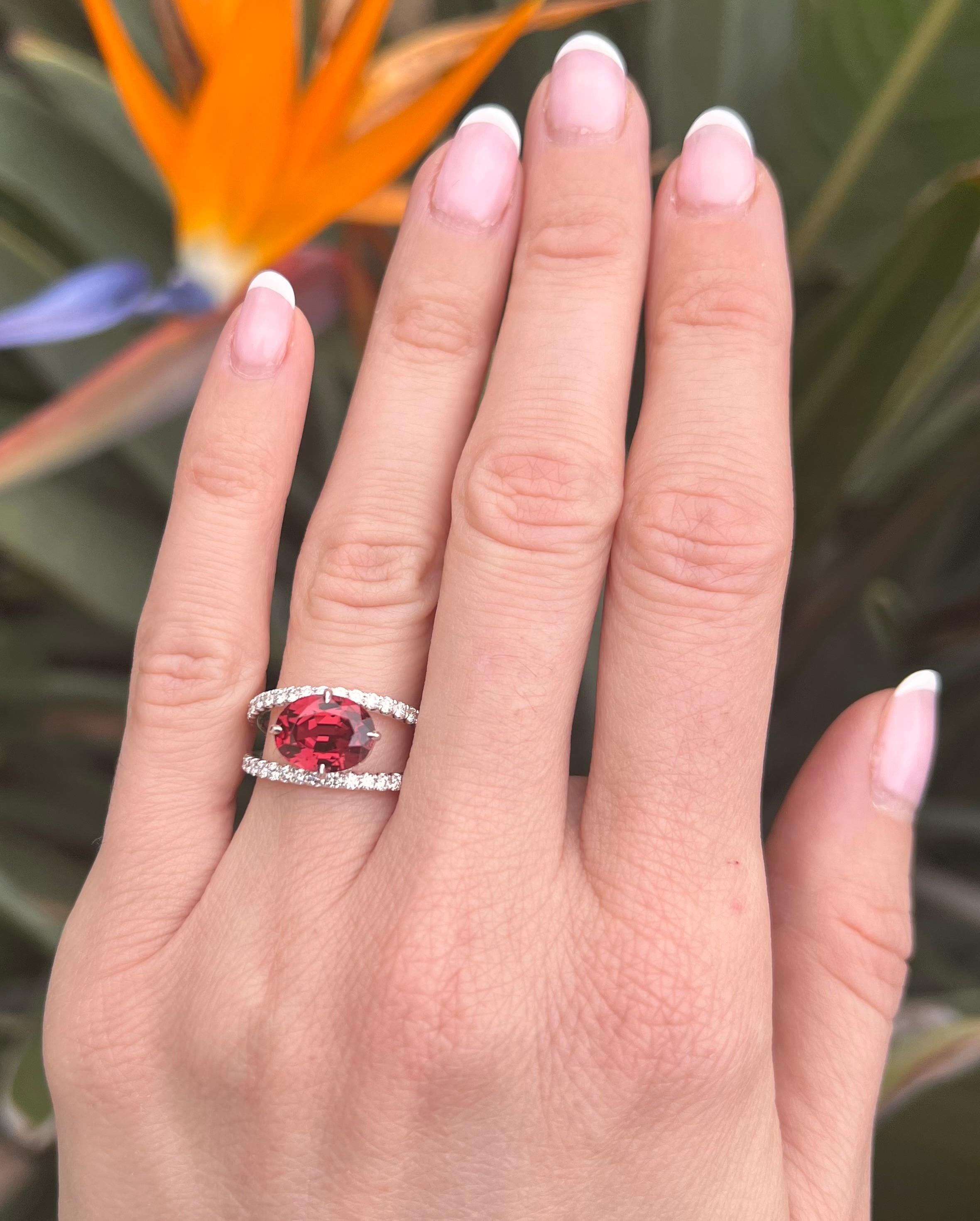 Contemporary Malaya Garnet & Diamond Platinum Ring – Perfect for Birthdays & Anniversaries For Sale