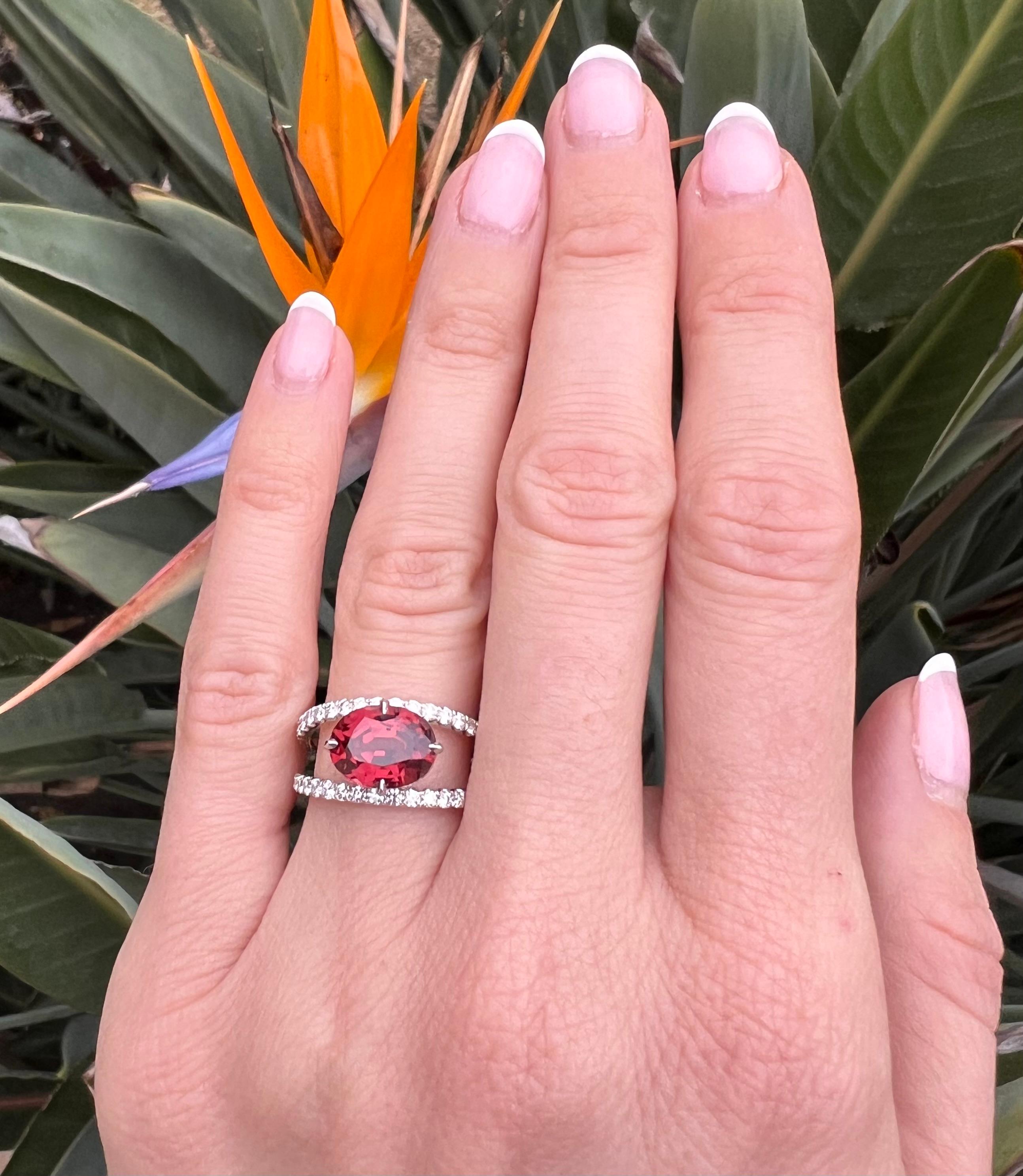 Malaya Garnet & Diamond Platinum Ring – Perfect for Birthdays & Anniversaries In New Condition For Sale In Beverly Hills, CA