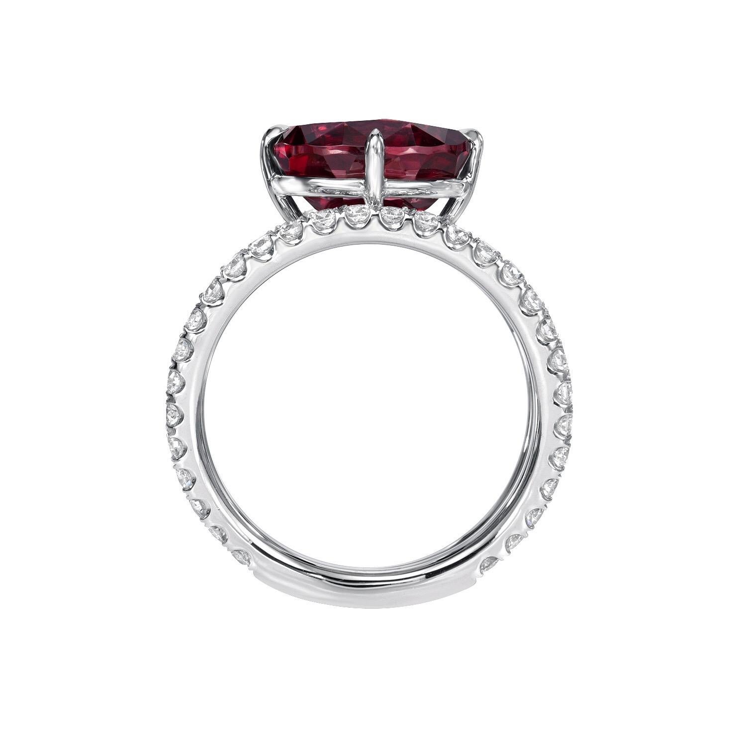 Contemporary Malaya Garnet Ring 4.23 Carat Oval For Sale