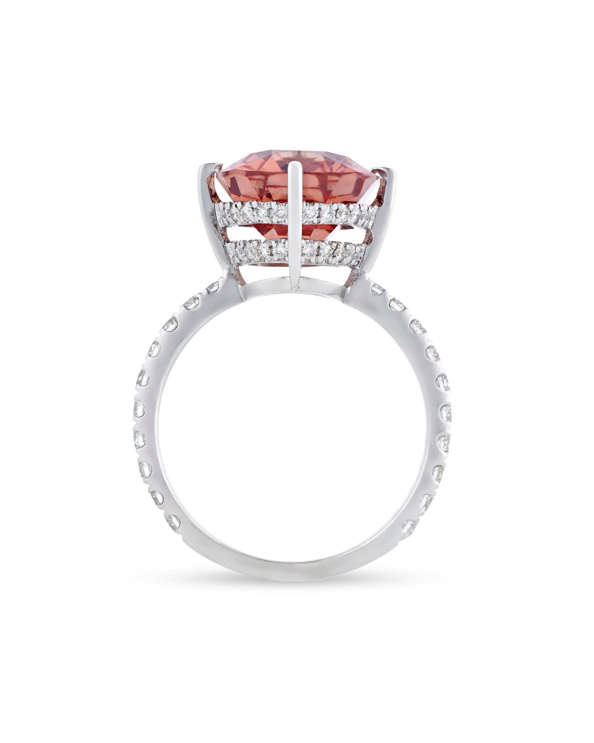 Ein wunderschöner Malaya-Granat von 8,59 Karat strahlt in diesem atemberaubenden Ring Wärme aus. Der ovale Stein in einem zarten Orangerosa ist von 0,77 Karat weißen Diamanten umgeben. Er stammt aus Ostafrika und sein Name bedeutet auf Suaheli