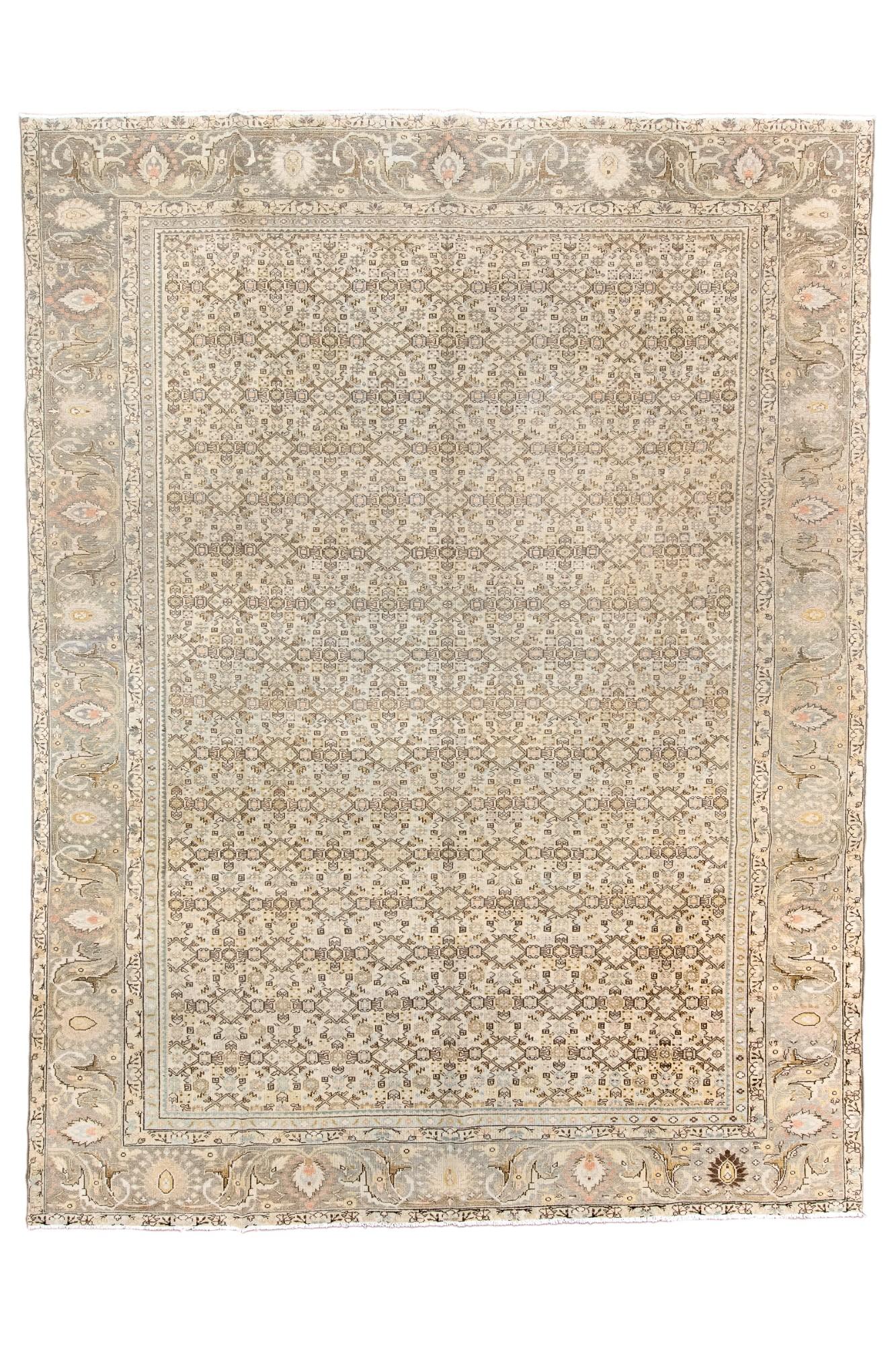 Le champ osseux présente un motif compact allover Herati ressemblant aux tapis Mahal. Des palmettes, des cyprès ovales et des feuilles fourchues imbriquées peuplent la bordure bleu pâle. Les accents et les contours sont de couleur brun