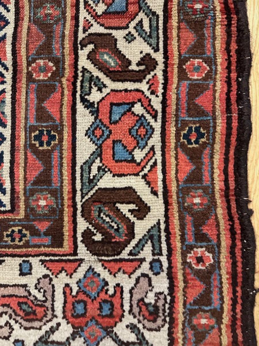 Malayer-Teppich aus Nordwestpersien (Iran)

Alter: ca. 1890

Abmessungen: 10′.7 