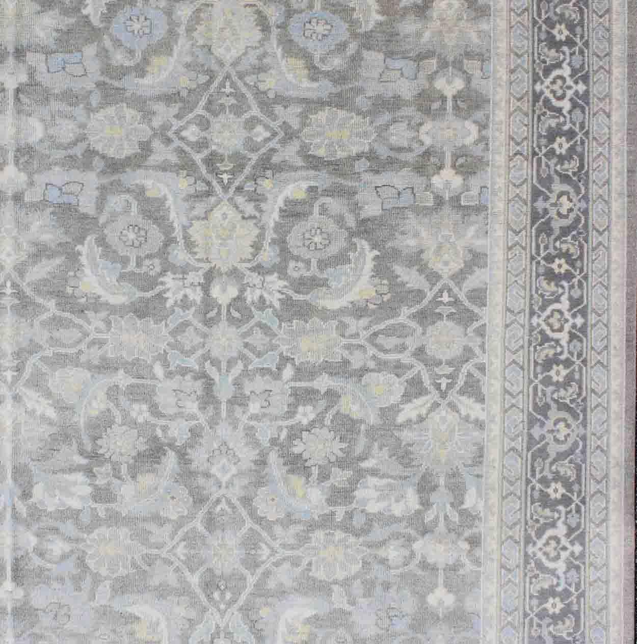 Quadratisch geformter Malayer Designteppich in Grau, Silber, Hellblau und Anthrazit mit geometrischem Allover-Muster, Keivan Woven Arts/ Teppich OB-5921, Herkunftsland/Typ: Indien/ Malayer.

Maße: 7' x 9'.

Dieser handgeknüpfte Teppich im