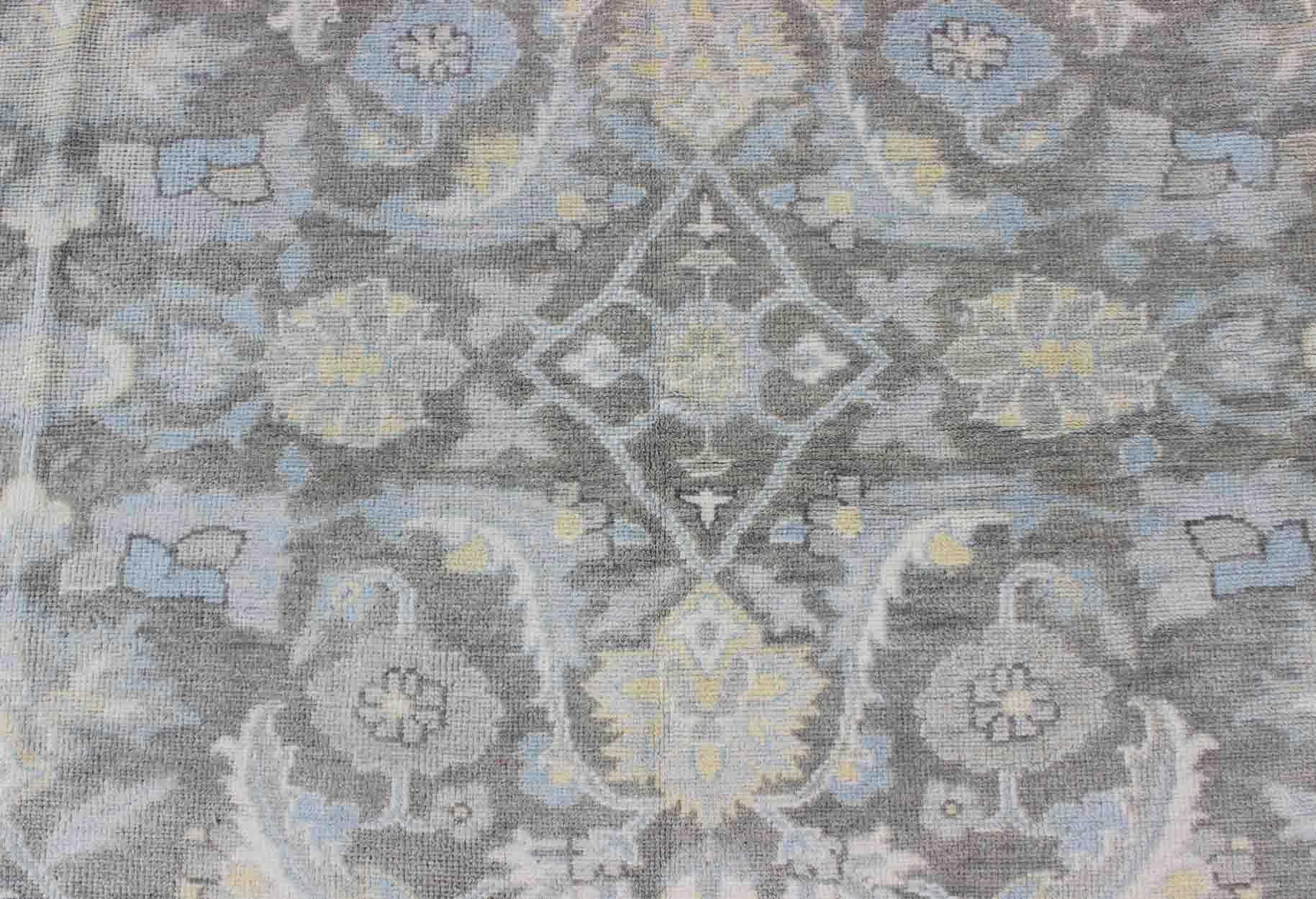 Malayer Design-Teppich in Grau, Silber, Hellblau und Holzkohle von Keivan Woven Arts (Wolle) im Angebot