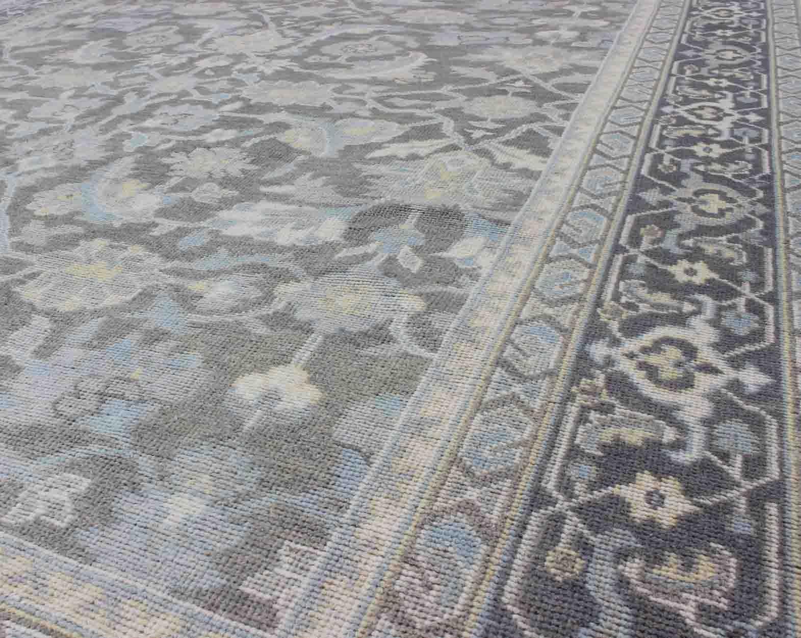 Malayer Design-Teppich in Grau, Silber, Hellblau und Holzkohle von Keivan Woven Arts im Angebot 1