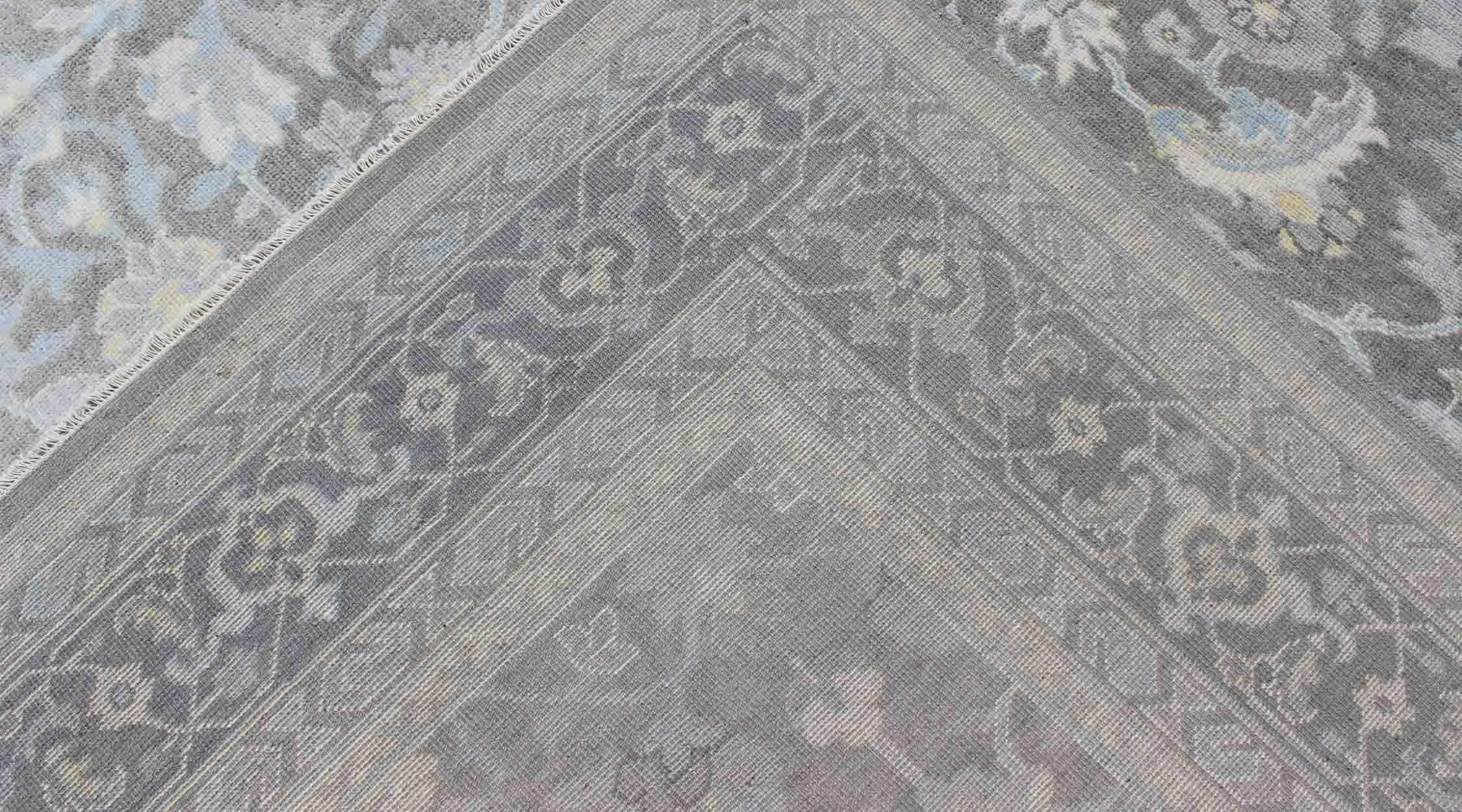 Malayer Design-Teppich in Grau, Silber, Hellblau und Holzkohle von Keivan Woven Arts im Angebot 2