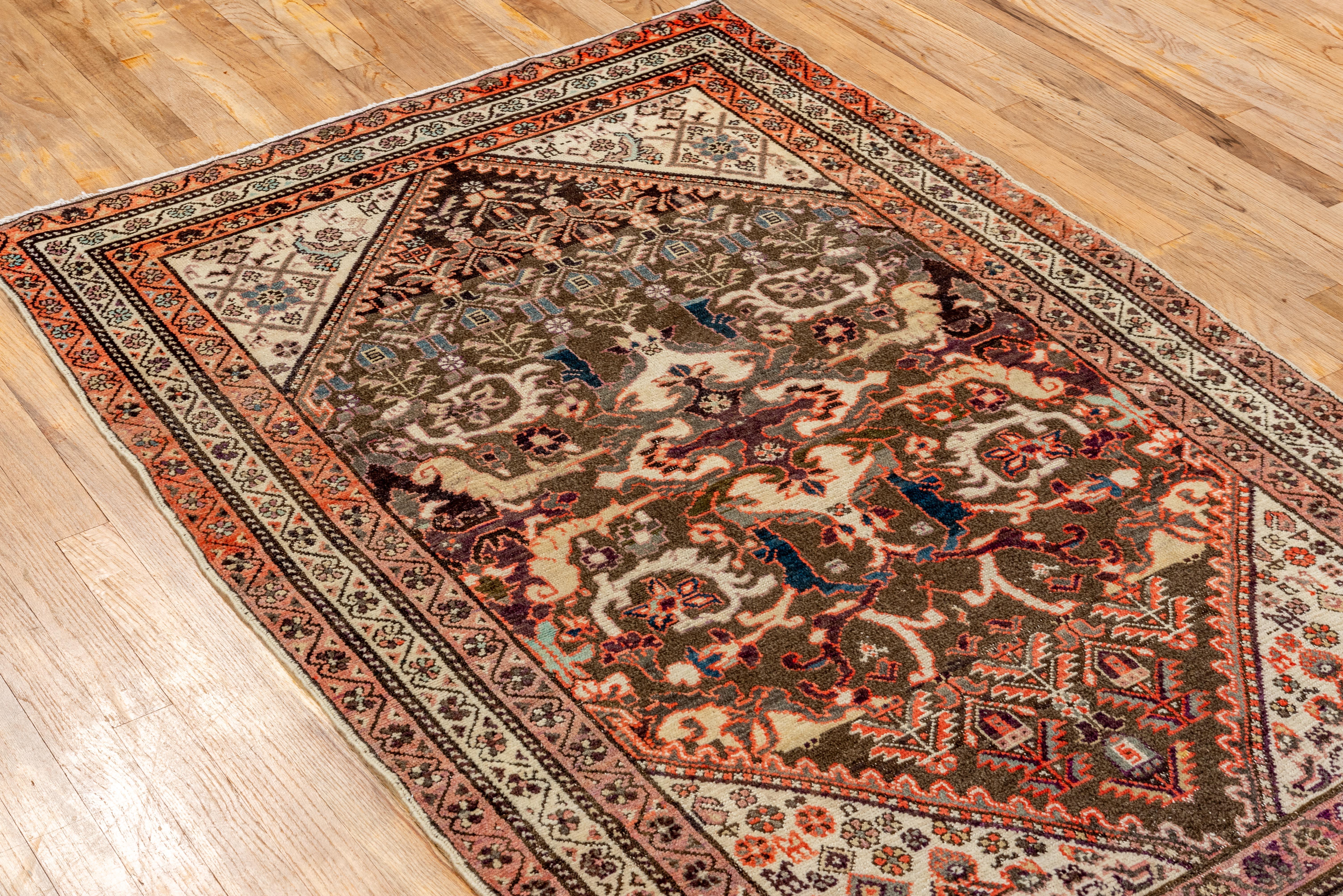 Als meisterhaftes Beispiel persischer Kunstfertigkeit besticht dieser Malayer-Teppich (3,7 x 5,10) durch sein aufwendig gestaltetes zentrales Medaillon und seine fein detaillierten Motive, die für die traditionsreiche Weberei der Region stehen. Die