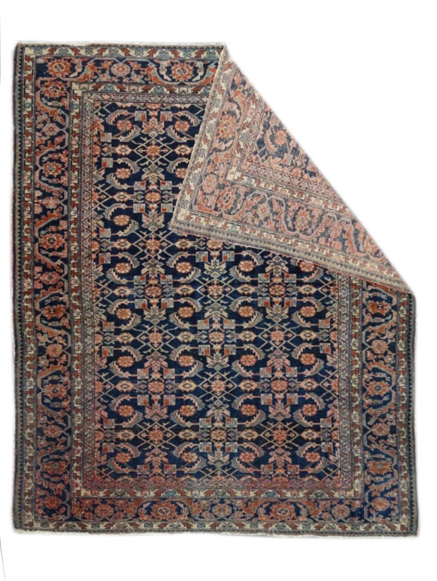Malayer Teppich 5'3'' x 6'5''. Diese westpersische Stadtstreuung zeigt ein marineblaues Feld, das gleichmäßig mit drei vollen und zwei halben, versetzten Säulen des beliebten Herati-Musters gemustert ist; akzentuiert in Grüntönen. Marineblaue,
