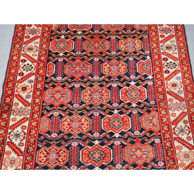 Malayer Rug with an Interesting Shield Design In Good Condition For Sale In Moreton-In-Marsh, GB