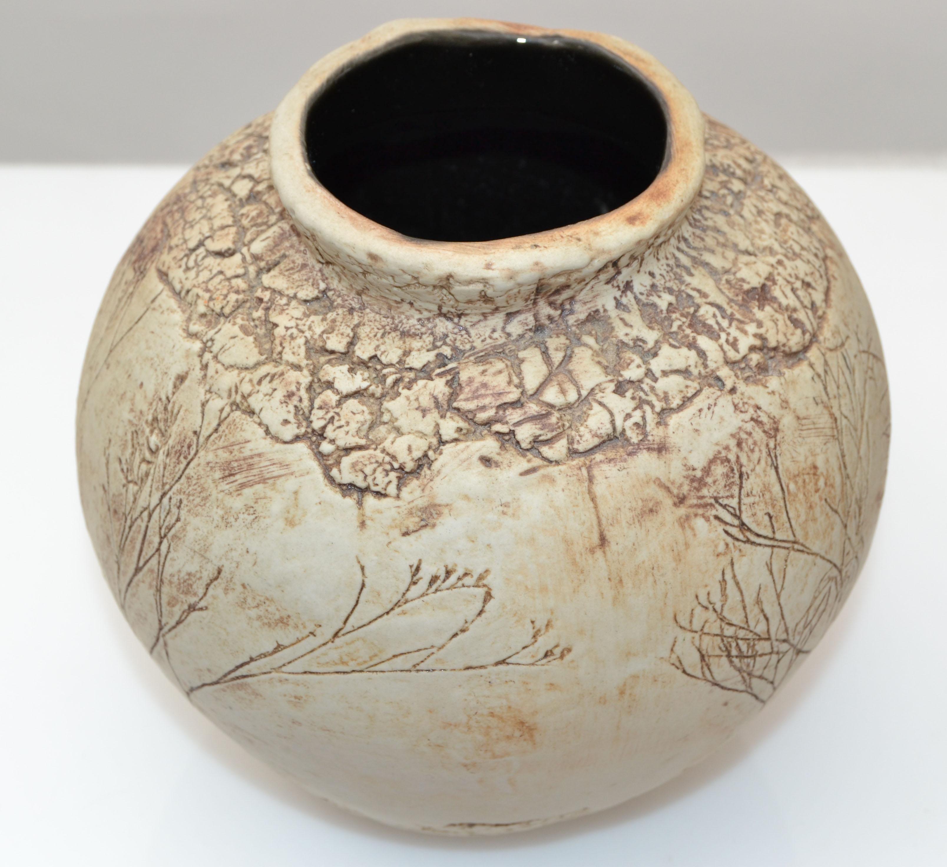Malaysia, handgefertigte Keramik-Vase aus Ton in Braun und Taupe mit Glasur und Knospenweed, 1980 im Angebot 4