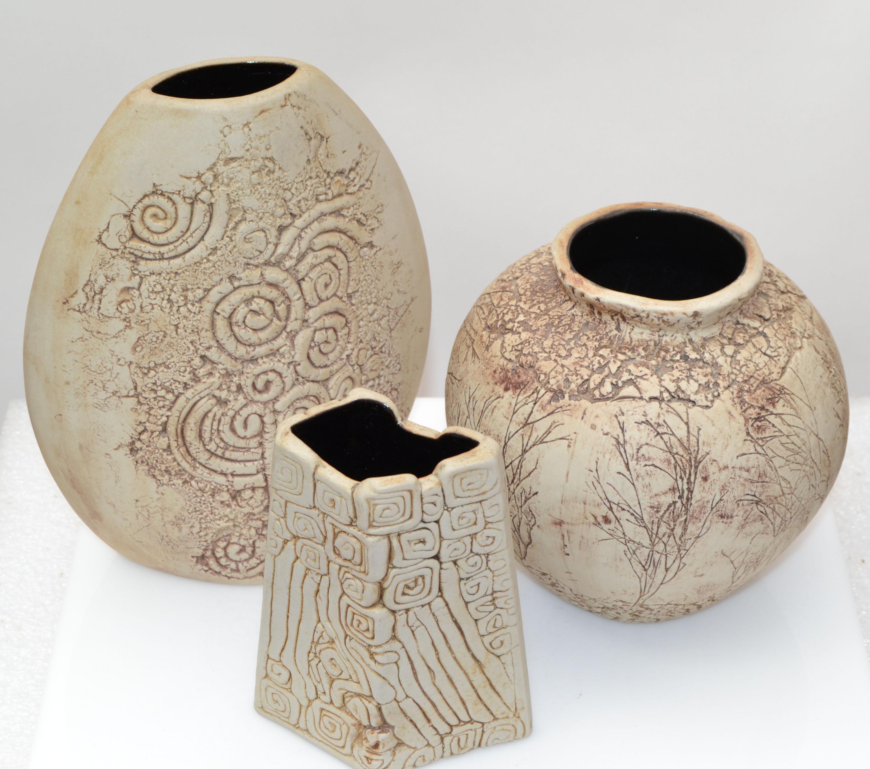 Malaysia, handgefertigte Keramik-Vase aus Ton in Braun und Taupe mit Glasur und Knospenweed, 1980 im Angebot 7