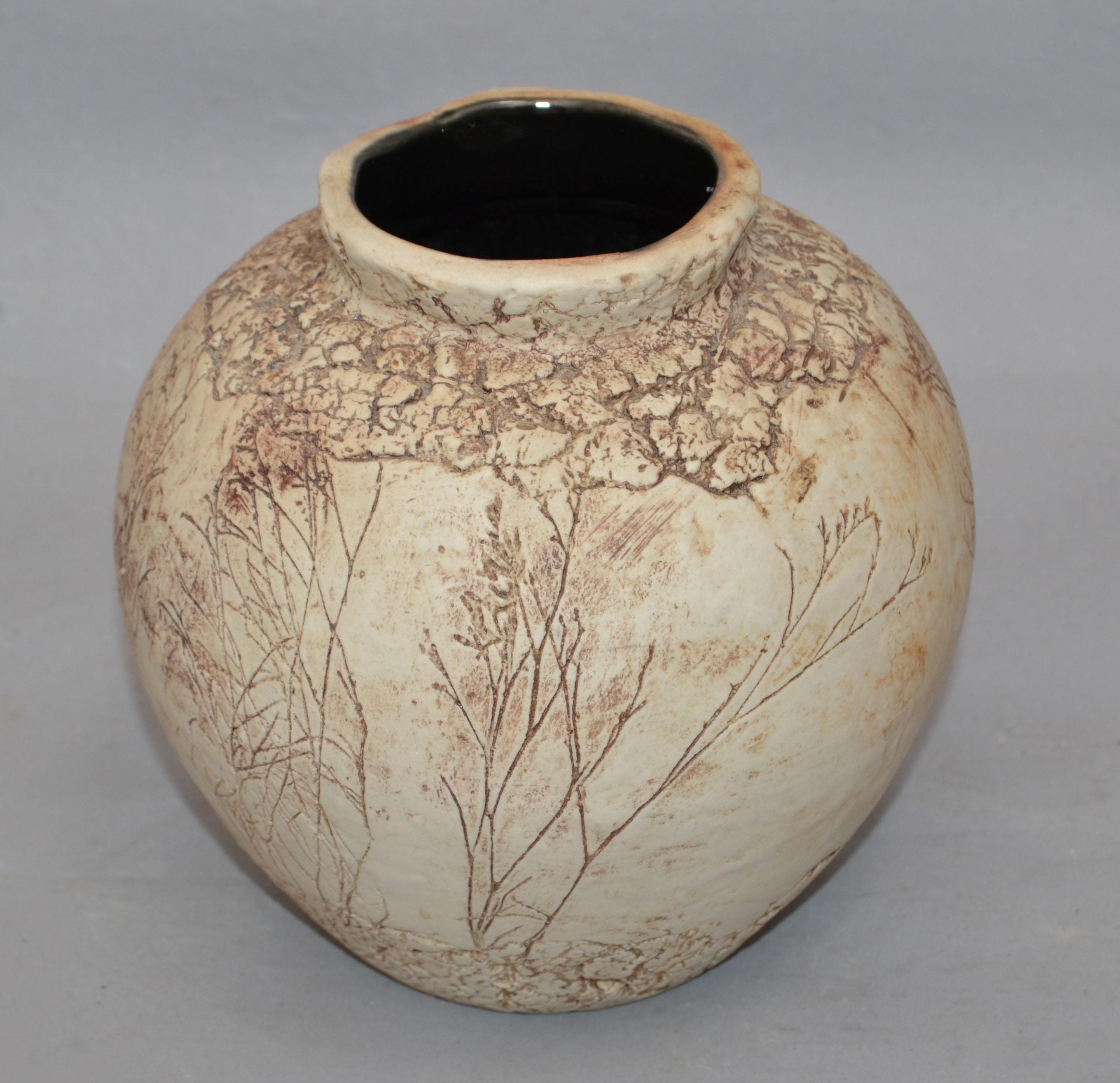 Malaysia, handgefertigte Keramik-Vase aus Ton in Braun und Taupe mit Glasur und Knospenweed, 1980 (20. Jahrhundert) im Angebot