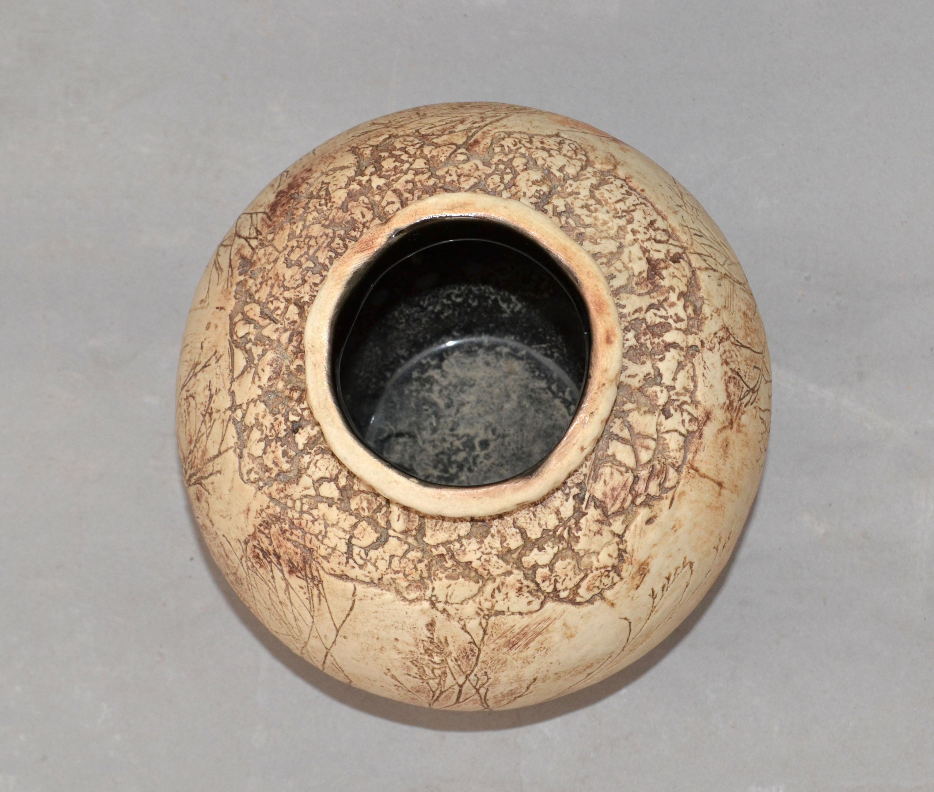 Malaysia, handgefertigte Keramik-Vase aus Ton in Braun und Taupe mit Glasur und Knospenweed, 1980 (Tonware) im Angebot