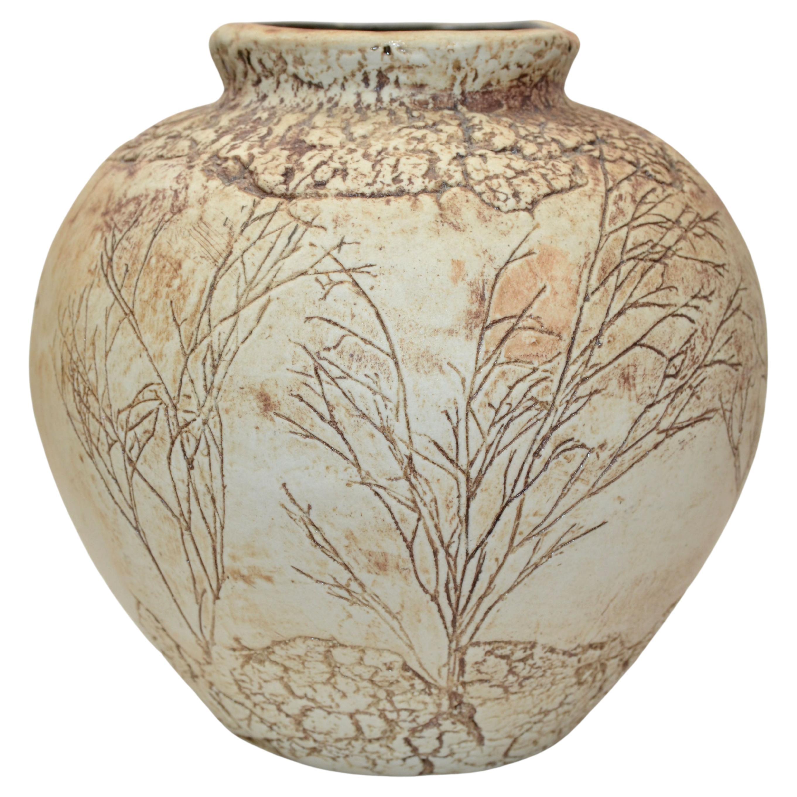 Malaysia, handgefertigte Keramik-Vase aus Ton in Braun und Taupe mit Glasur und Knospenweed, 1980 im Angebot