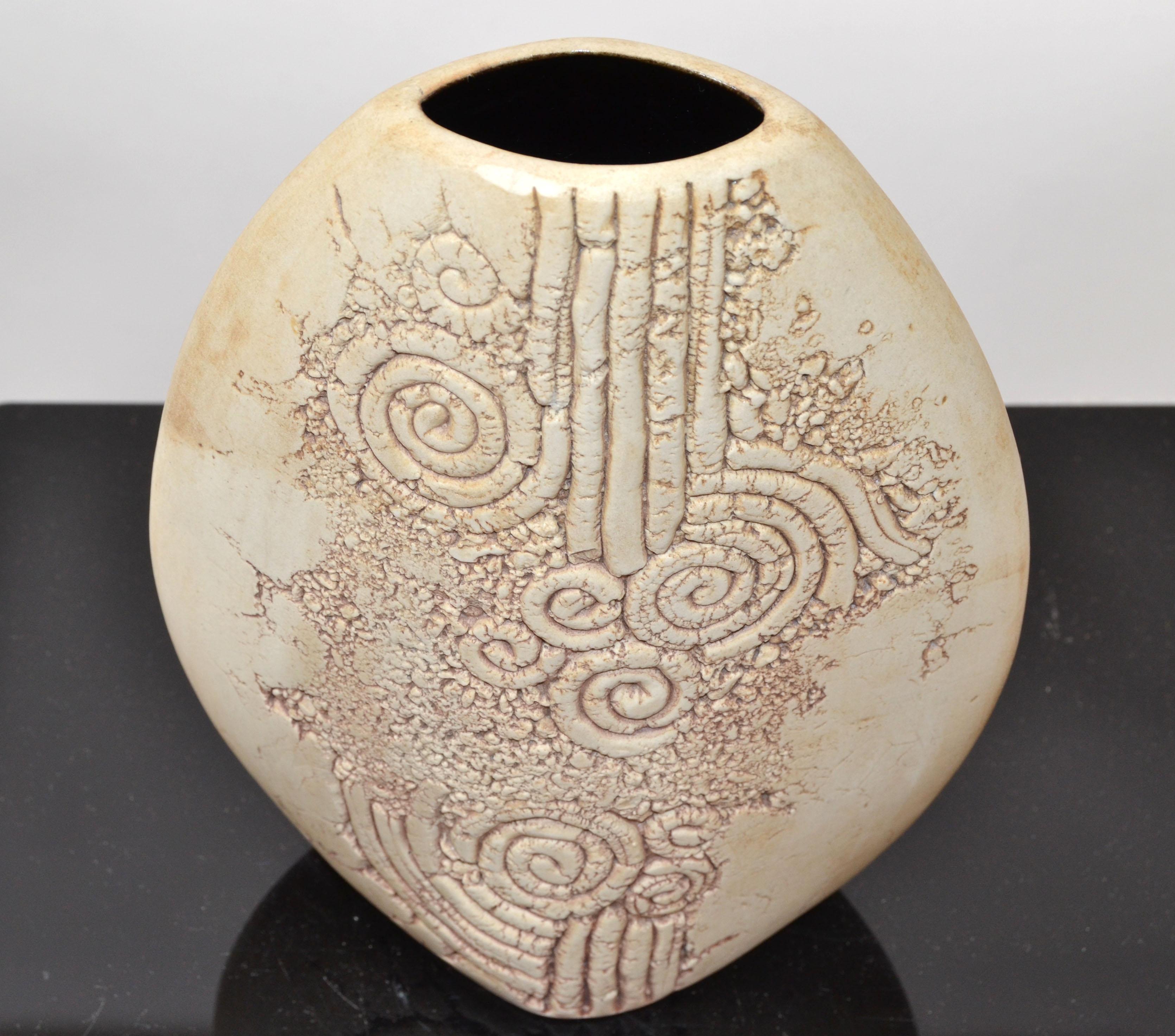 Markierte Malaysia Vintage Steingut handgefertigt braun und Taupe Studio Stück mit der Innenseite glasiert, Studio Piece Vase, Dekanter, Gefäß.
Tenmoku Pottery wurde 1989 gegründet und ist einer der ältesten Keramikhersteller in Malaysia. Mit einer