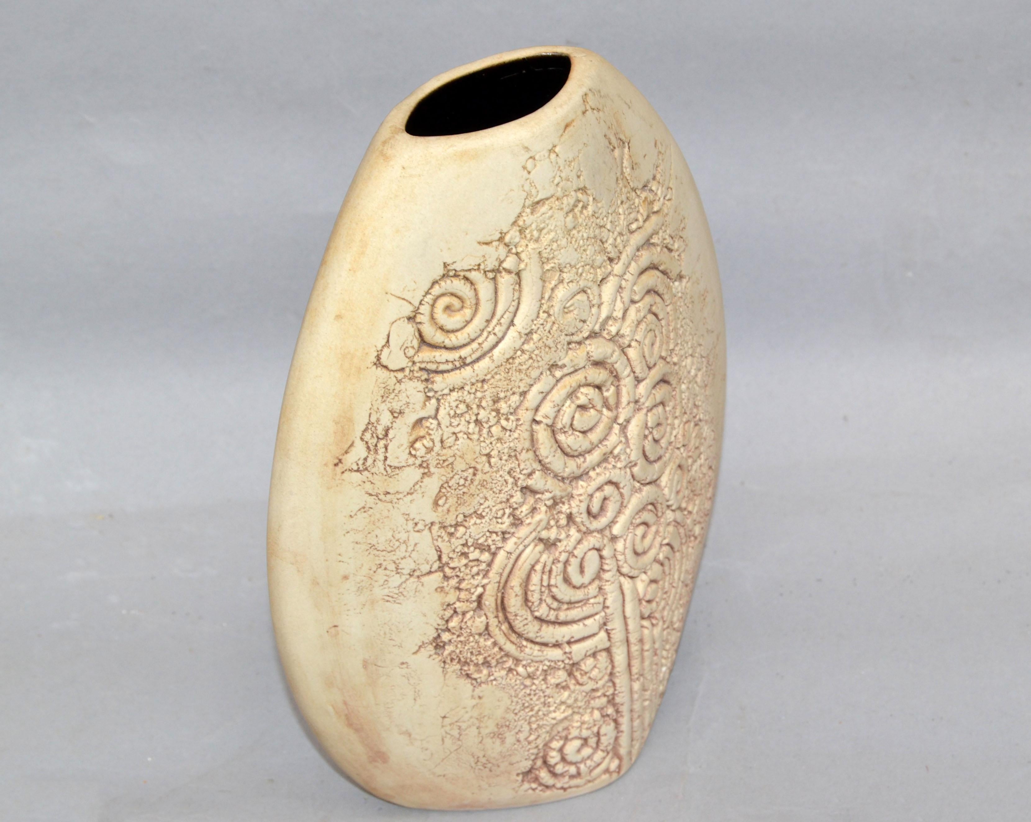 Malaysia, handgefertigte Knospen-Keramikvase aus Ton in Taupe und Braun, Keramik, 1980 im Angebot 1