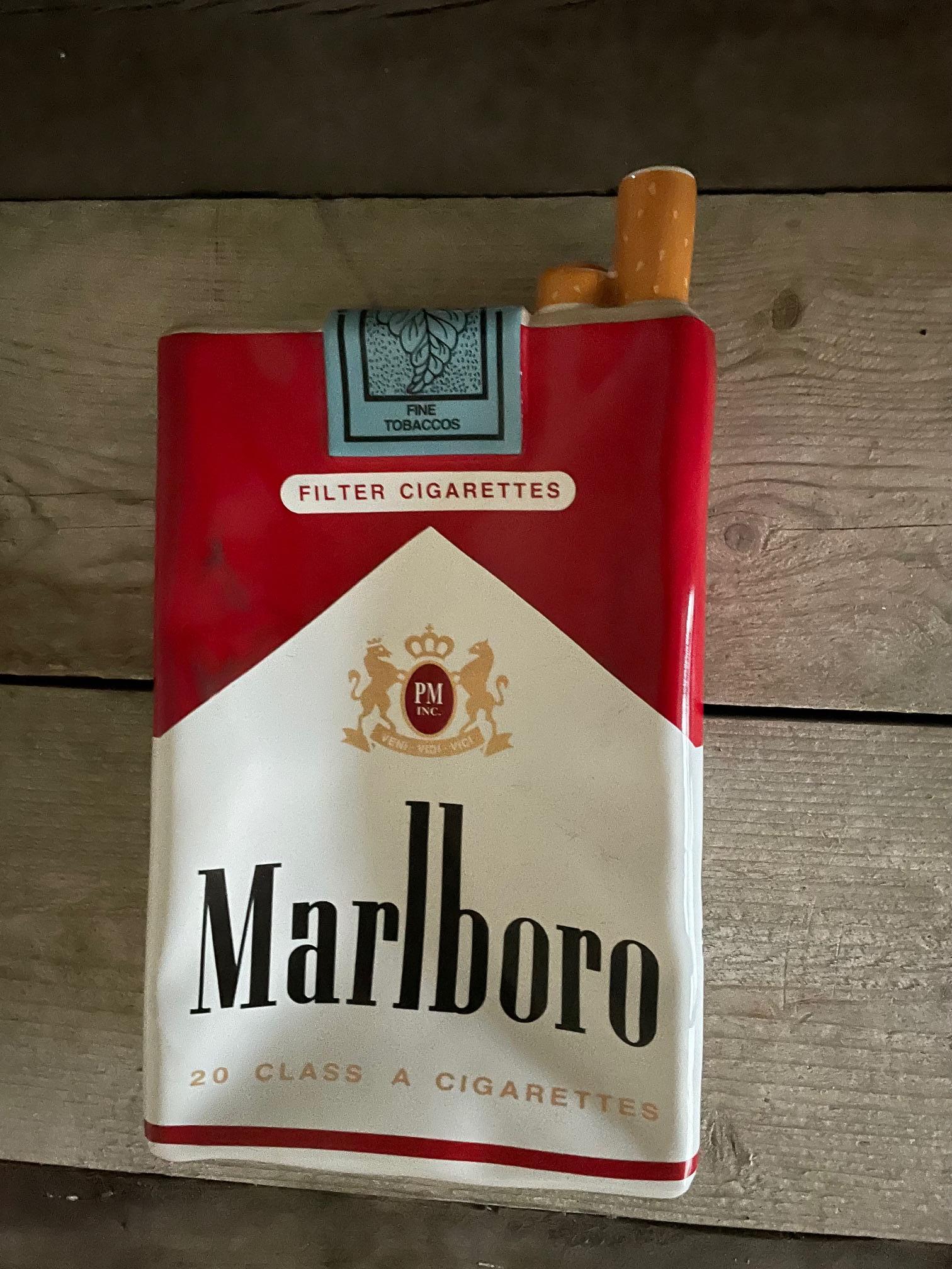 Malboro Werbung Bar Aschenbecher.
Dieser ist sehr groß, er wurde für die Kunden auf die Theke gelegt und stellt eine Schachtel Zigaretten der Marke Malboro dar.