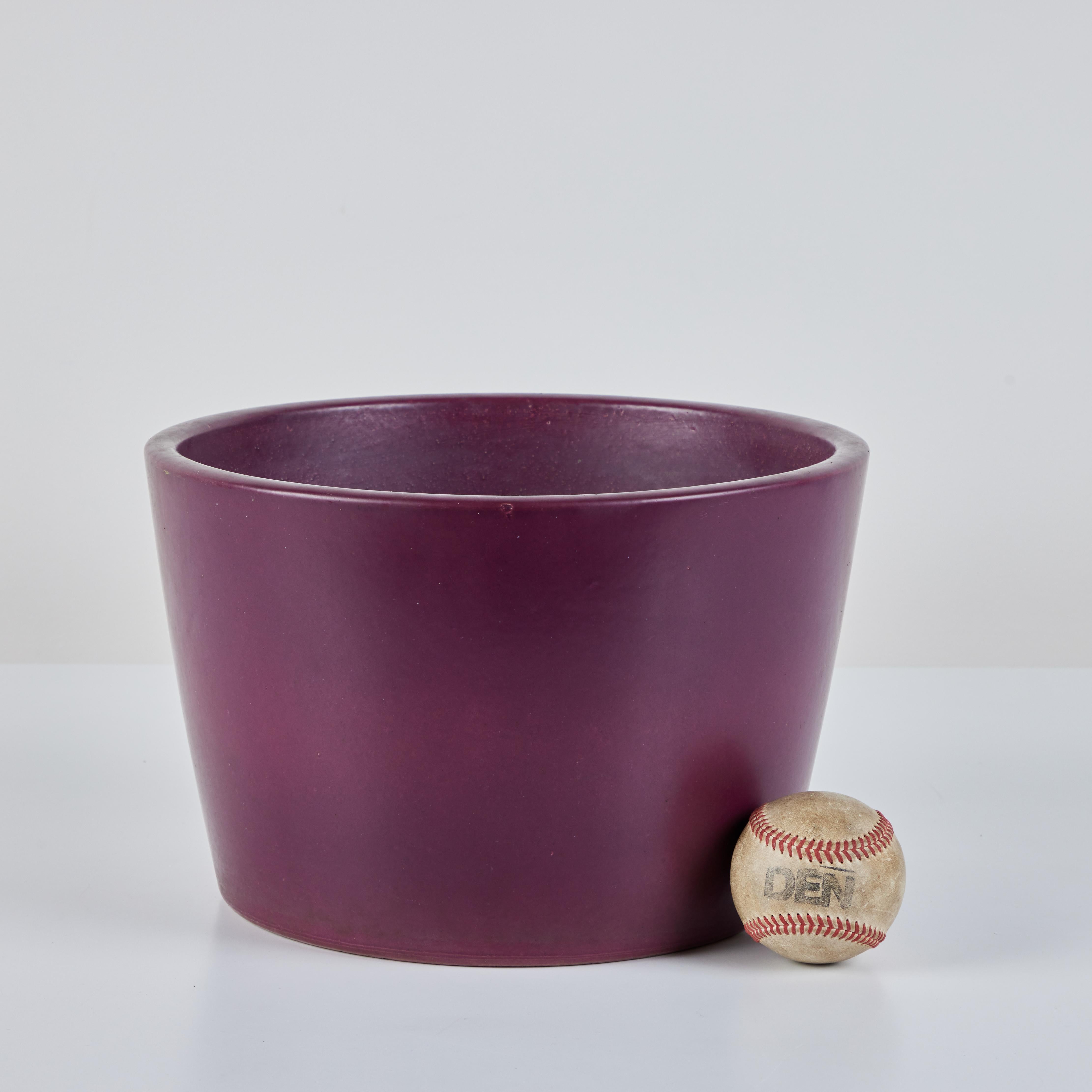 Mid-Century Modern Malcolm Leland Purple Planter pour Architectural Pottery en vente