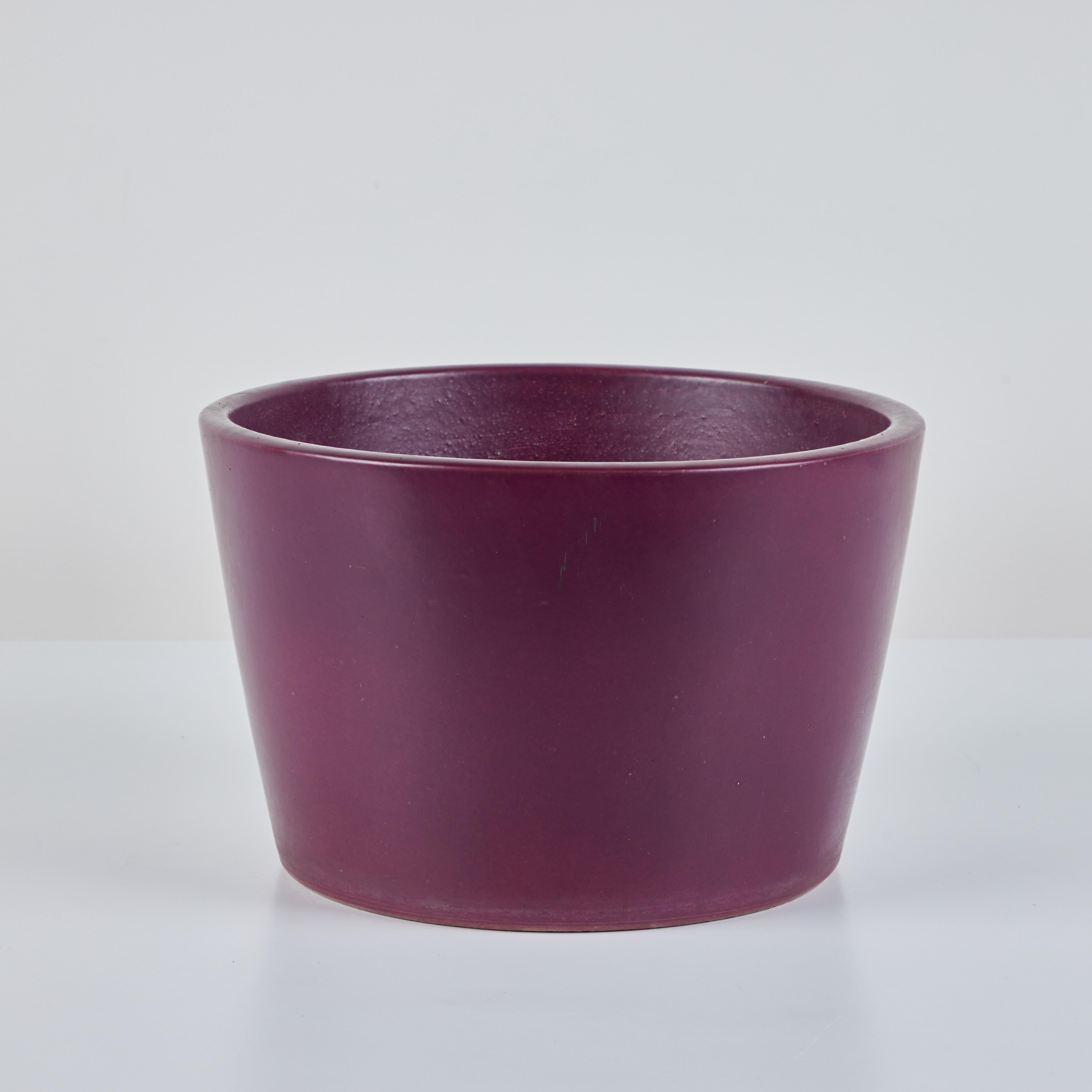 20ième siècle Malcolm Leland Purple Planter pour Architectural Pottery en vente