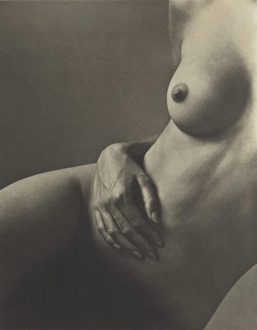 Figure nue et mains en platine sur tissage par un artiste britannique - Photoréalisme Print par Malcolm Pasley