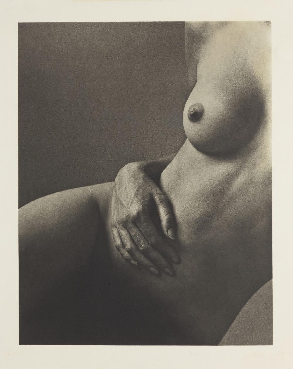 Figura Desnuda Pecho y Mano Impresión en Platino Paladio sobre Tejido por Artista Británico - Nude Print Negro de Malcolm Pasley