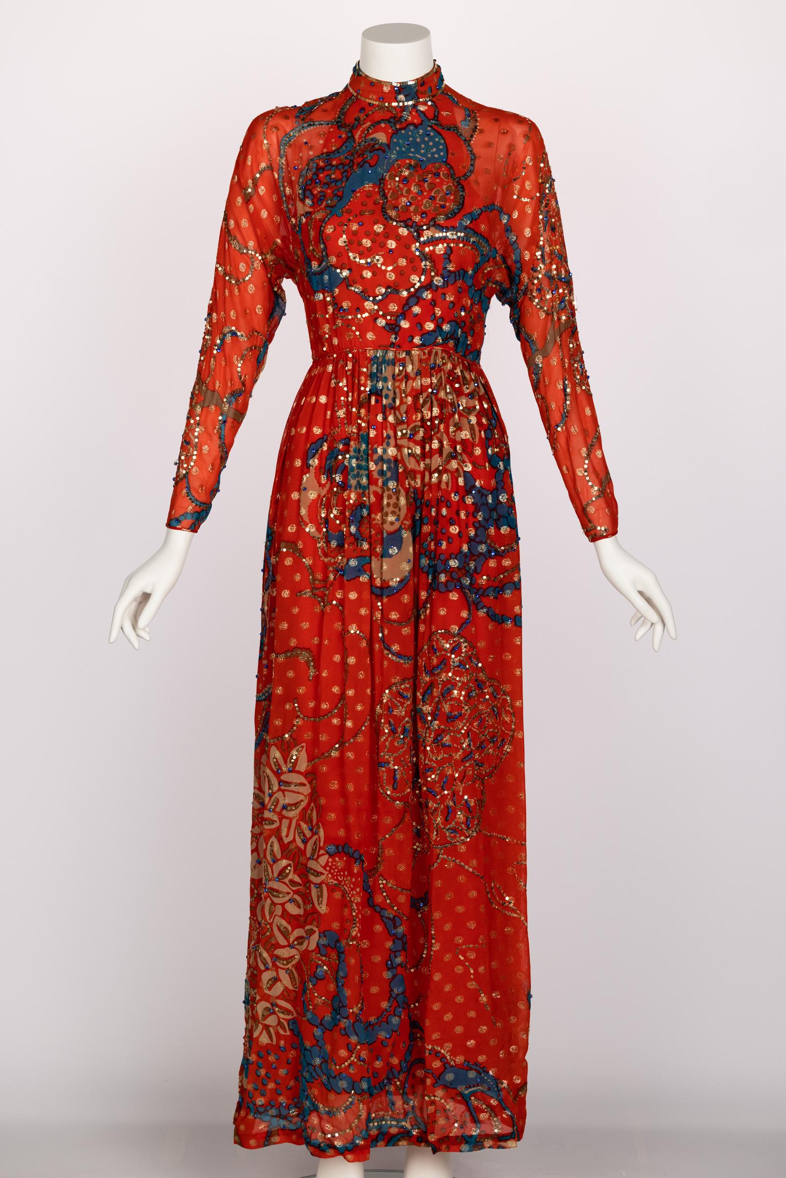 Der amerikanische Designer Malcolm Starr machte sich in den späten 1960er und 1970er Jahren einen Namen, indem er elegante Kleider entwarf, die eine berauschende Mischung aus sittsamer Weiblichkeit und souveräner Mode darstellten. Der in Ägypten